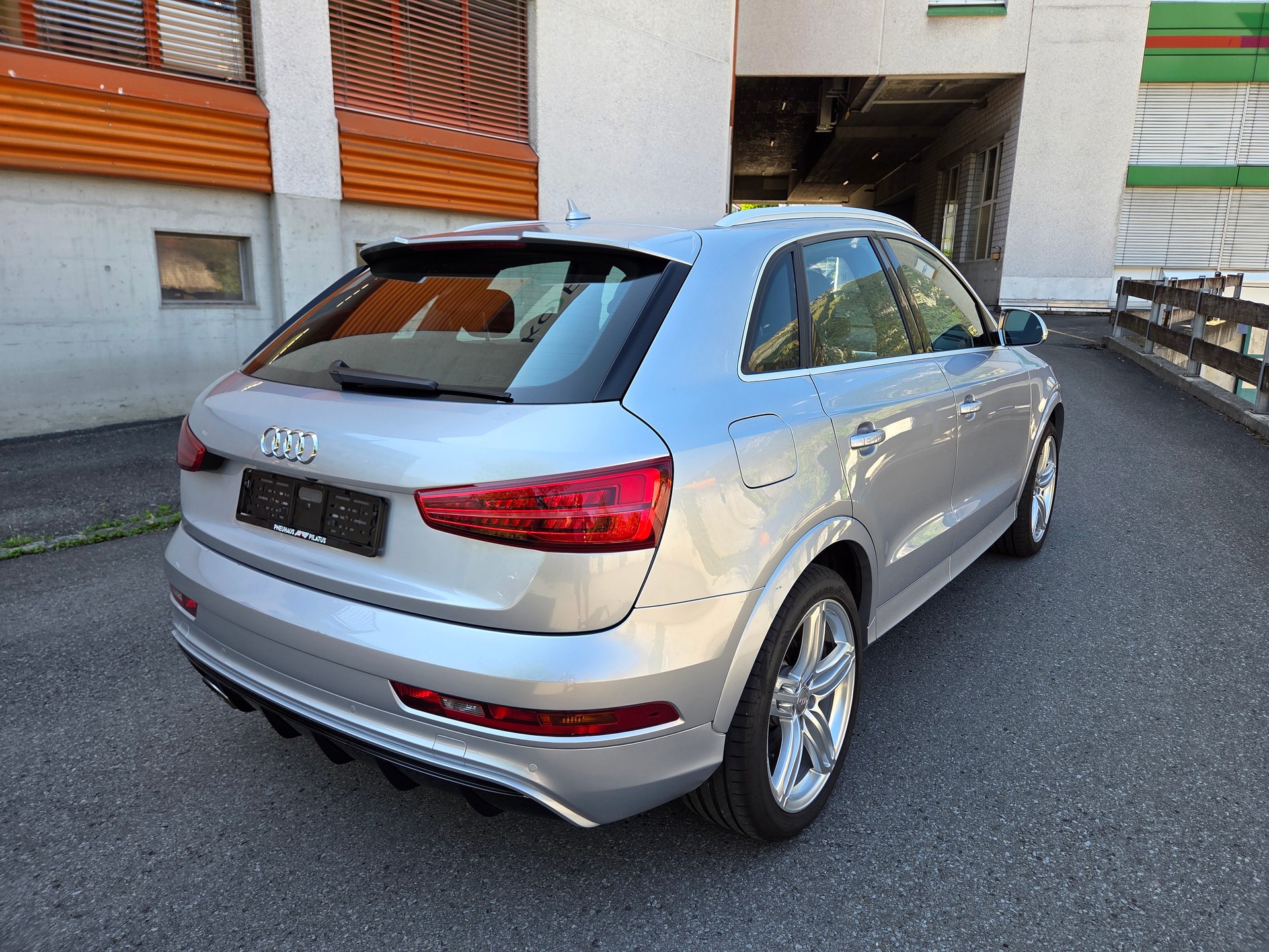 AUDI RS Q3 2.5 TFSI quattro S-tronic-image-2
