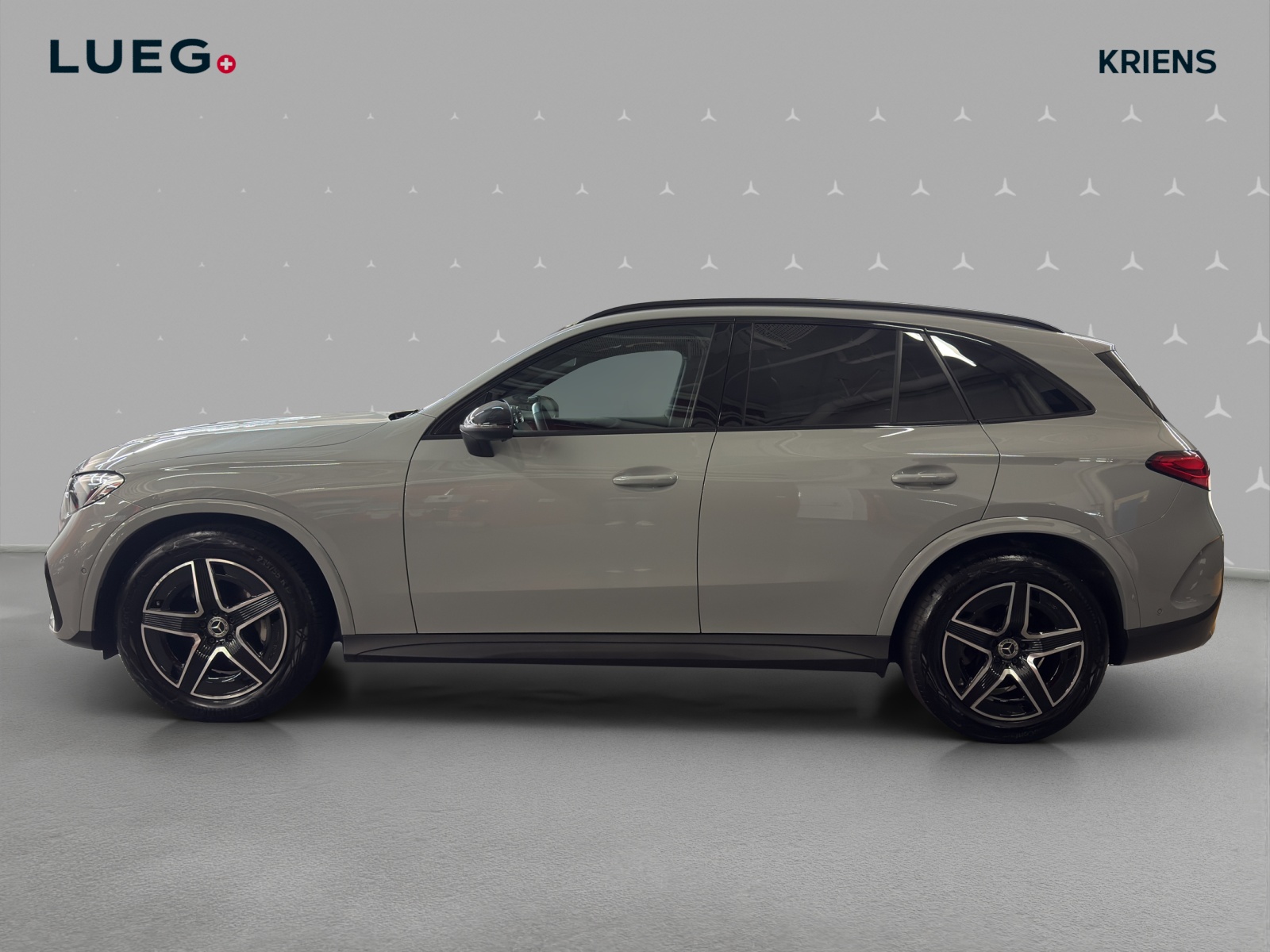MERCEDES-BENZ GLC 200 4M - AMG / Panorama-Dach / AHK / Rückfahrkamera-image-1