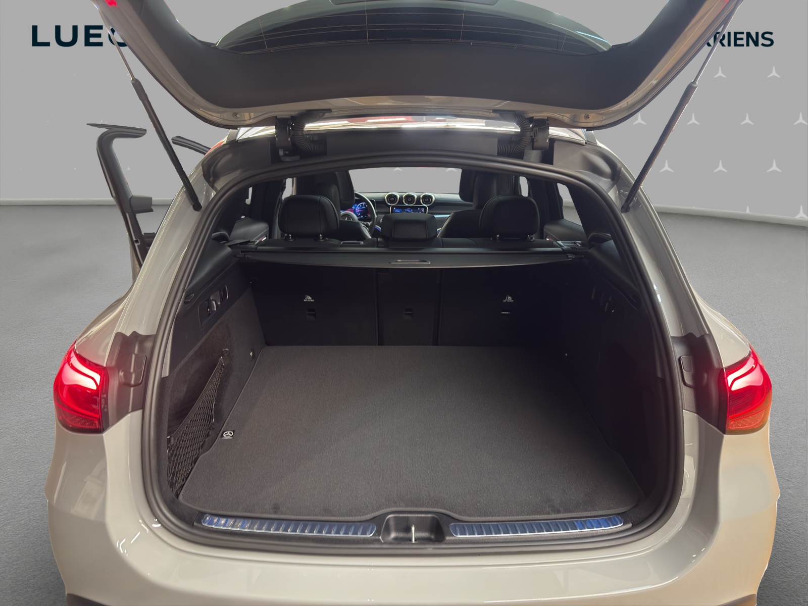 MERCEDES-BENZ GLC 200 4M - AMG / Panorama-Dach / AHK / Rückfahrkamera-image-14