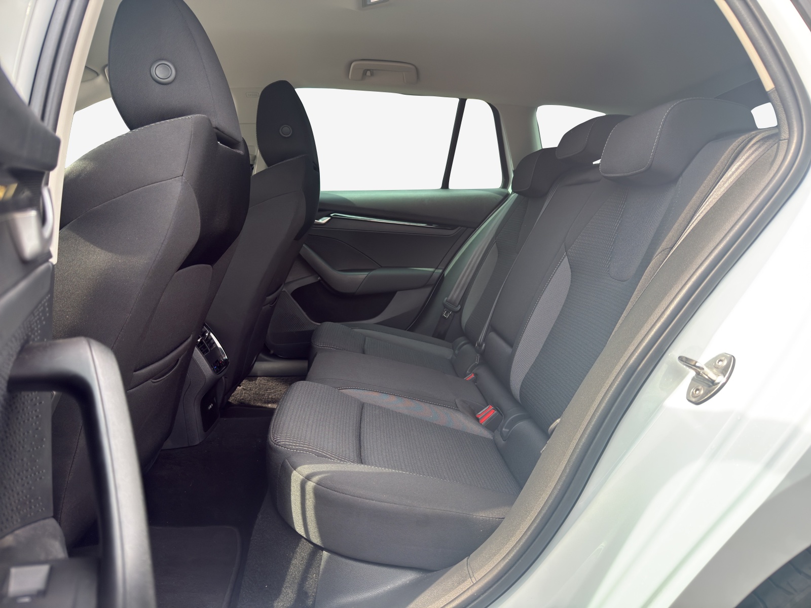 SKODA Octavia Combi 1.5 TSI mHEV DSG Dynamic-image-11