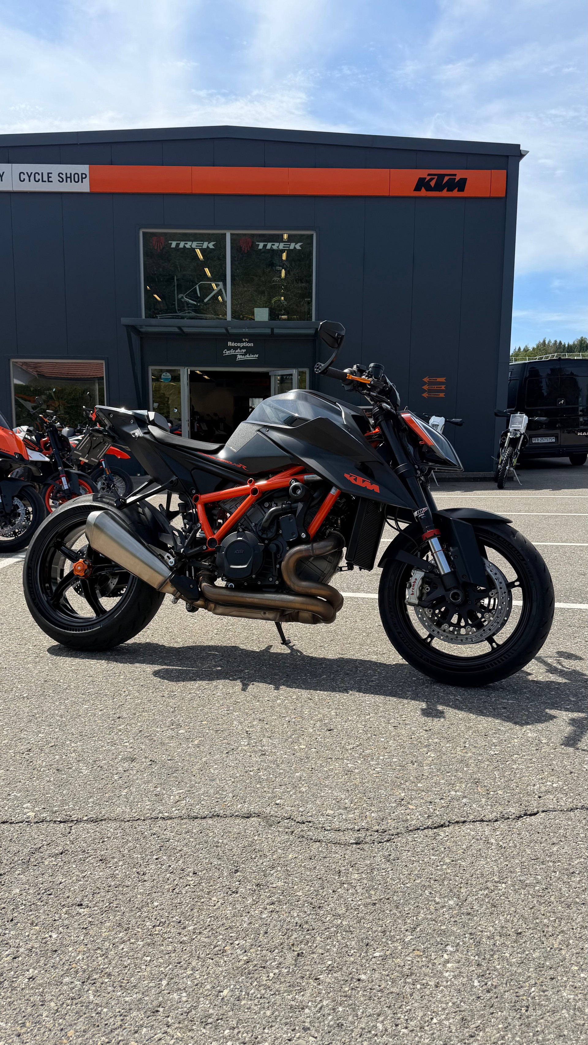KTM 1290 Super Duke R-showroom-element-1