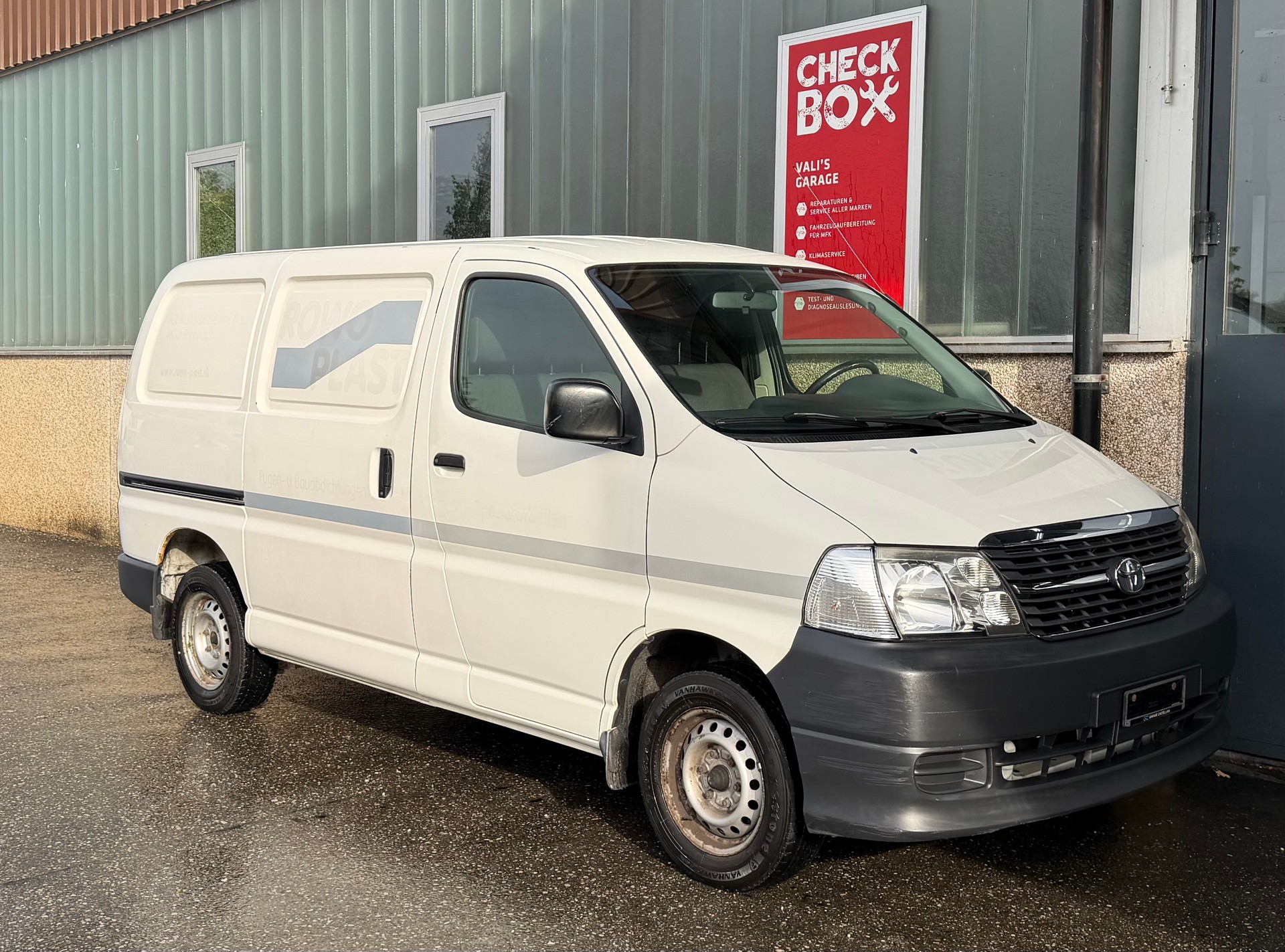 TOYOTA Hiace D-4D Van SWB-image-3