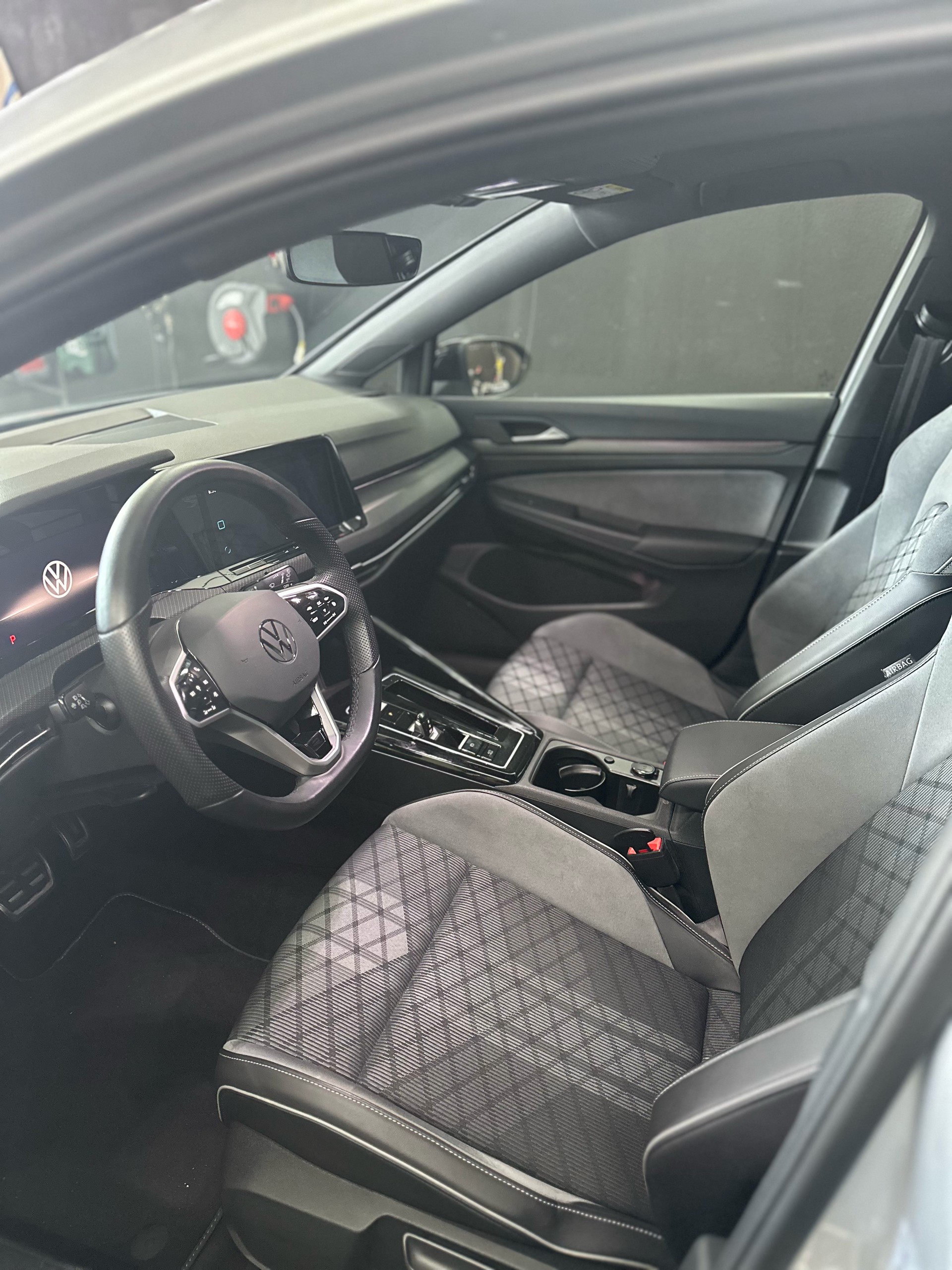 VW 1.5 eTSI R-Line 75 Edition DSG-image-5