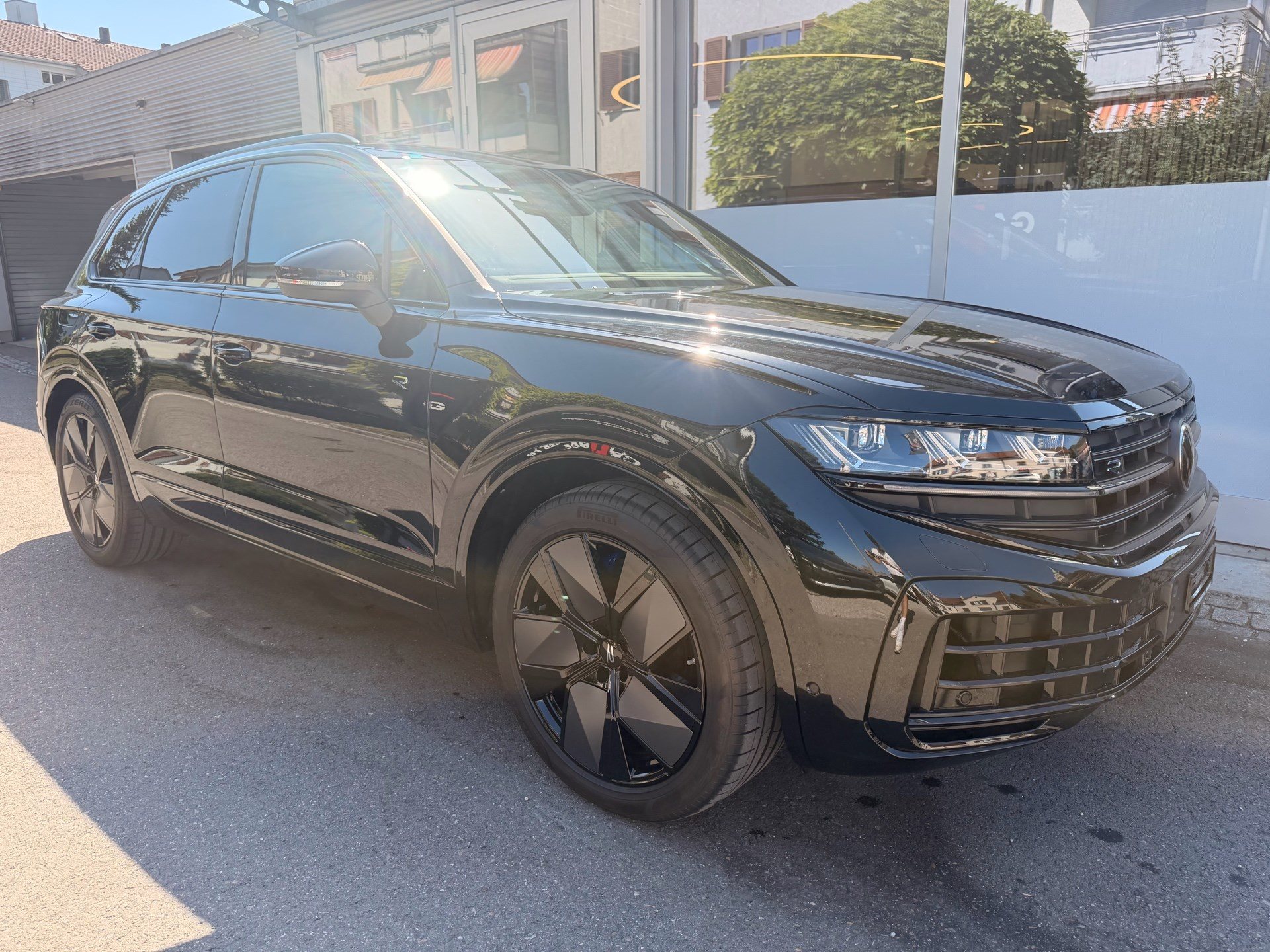 VW Touareg R 3.0 TSI eHYBRID 462 PS 4MOTION-image-2