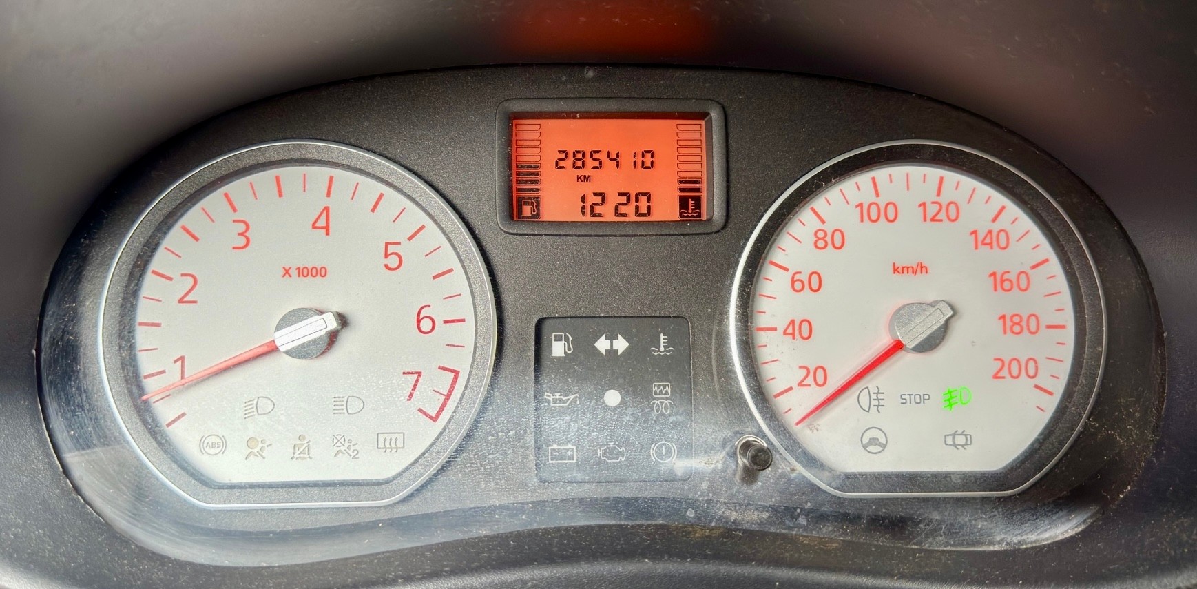 DACIA Sandero 1.6 Lauréate mit Klimaanlage-image-17
