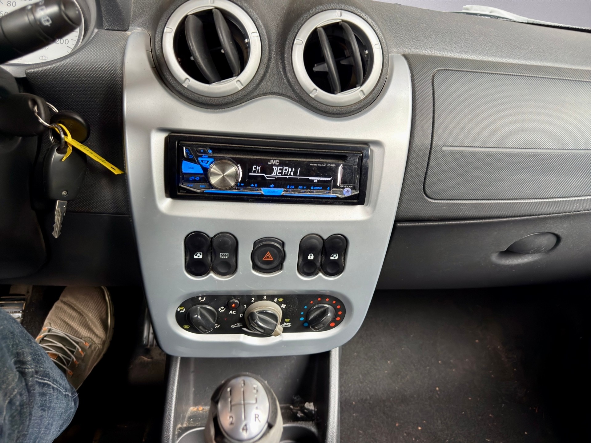 DACIA Sandero 1.6 Lauréate mit Klimaanlage-image-16