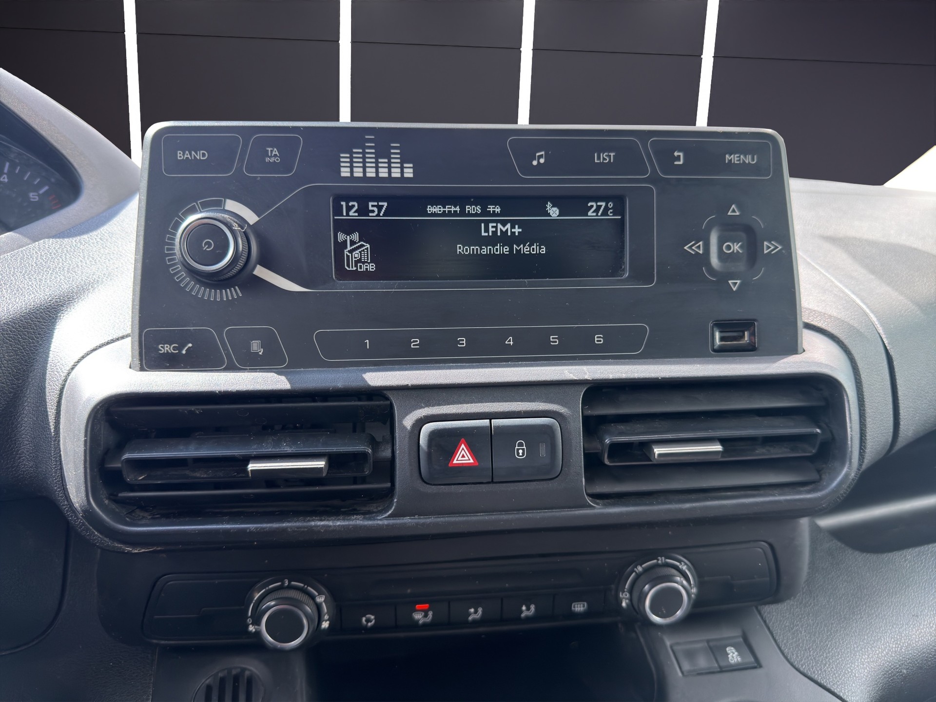PEUGEOT Partner 1.2 Pro 650 kg Standard-image-9