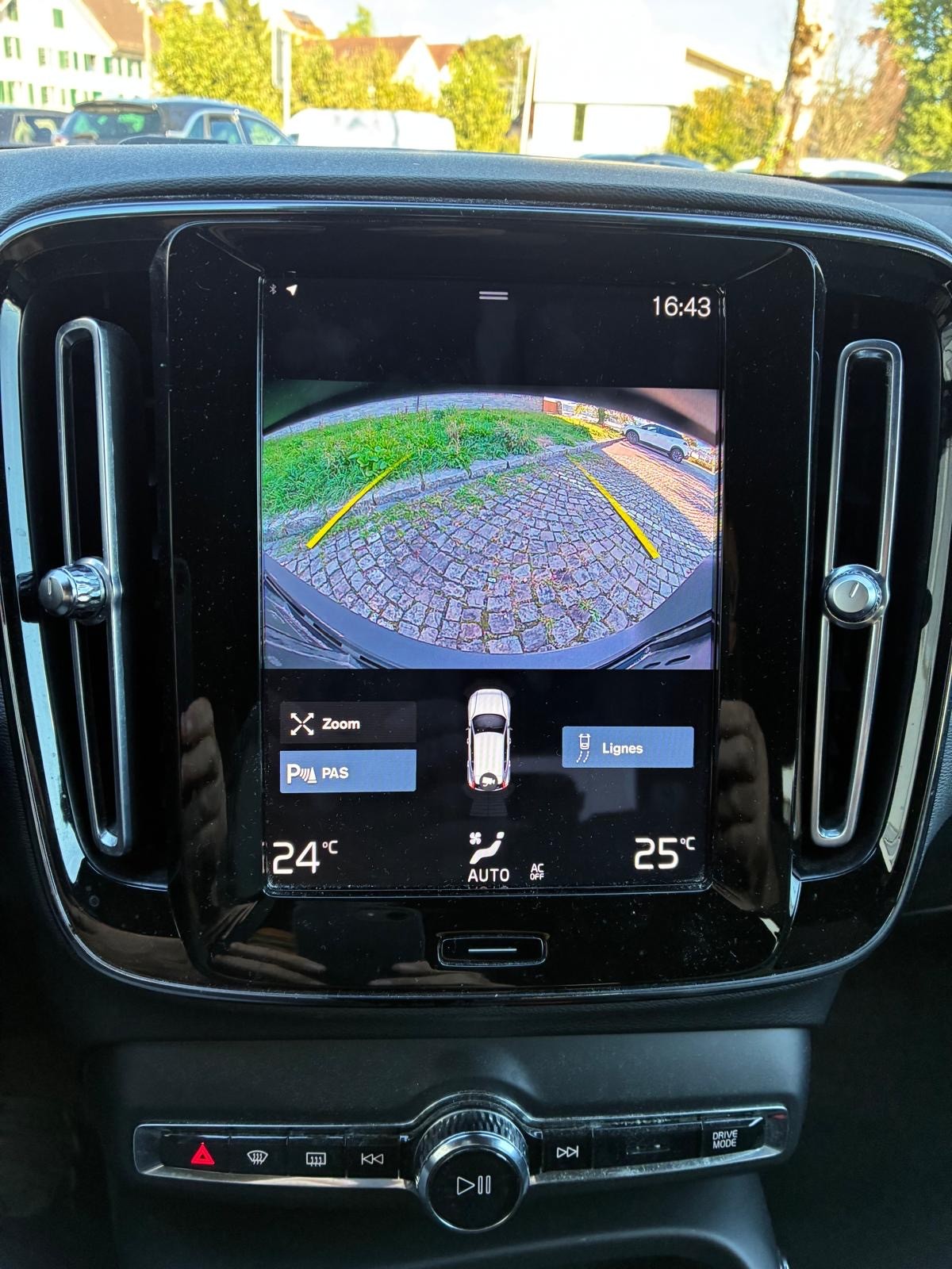 VOLVO XC40 T4 PHEV Essential DCT-image-6