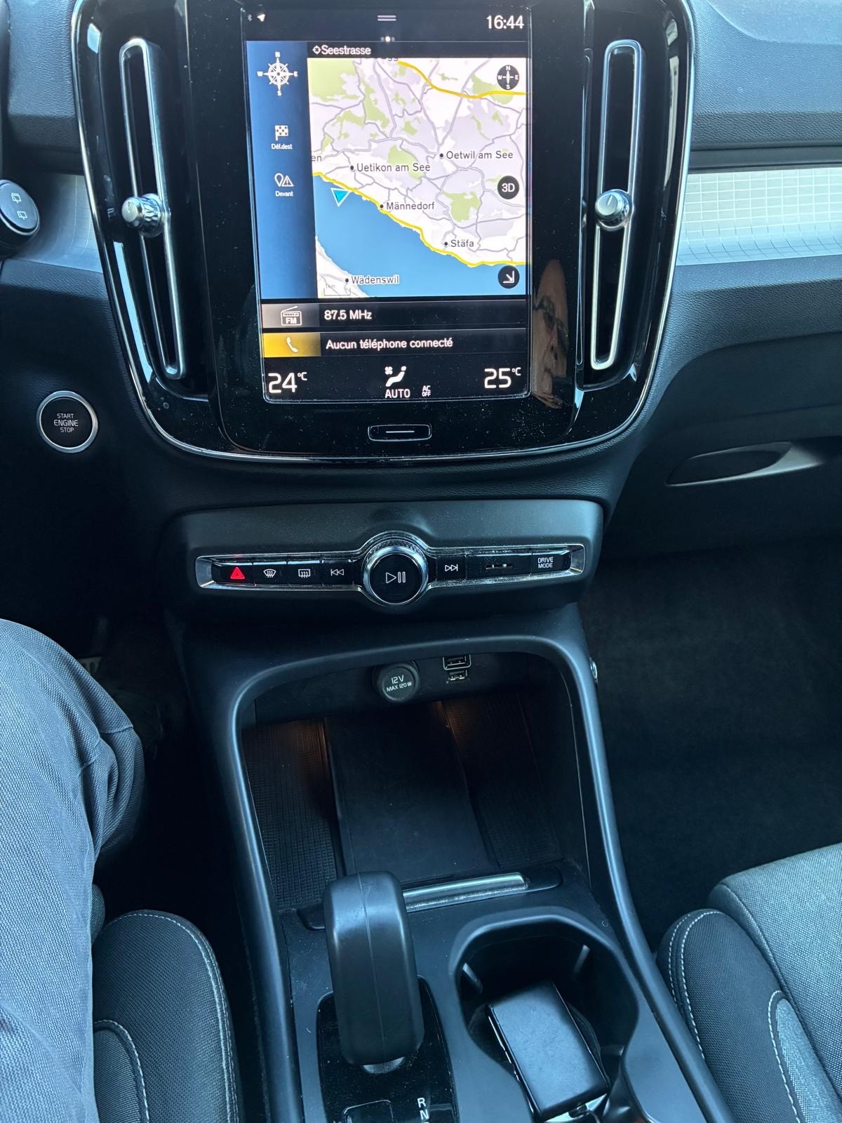 VOLVO XC40 T4 PHEV Essential DCT-image-5