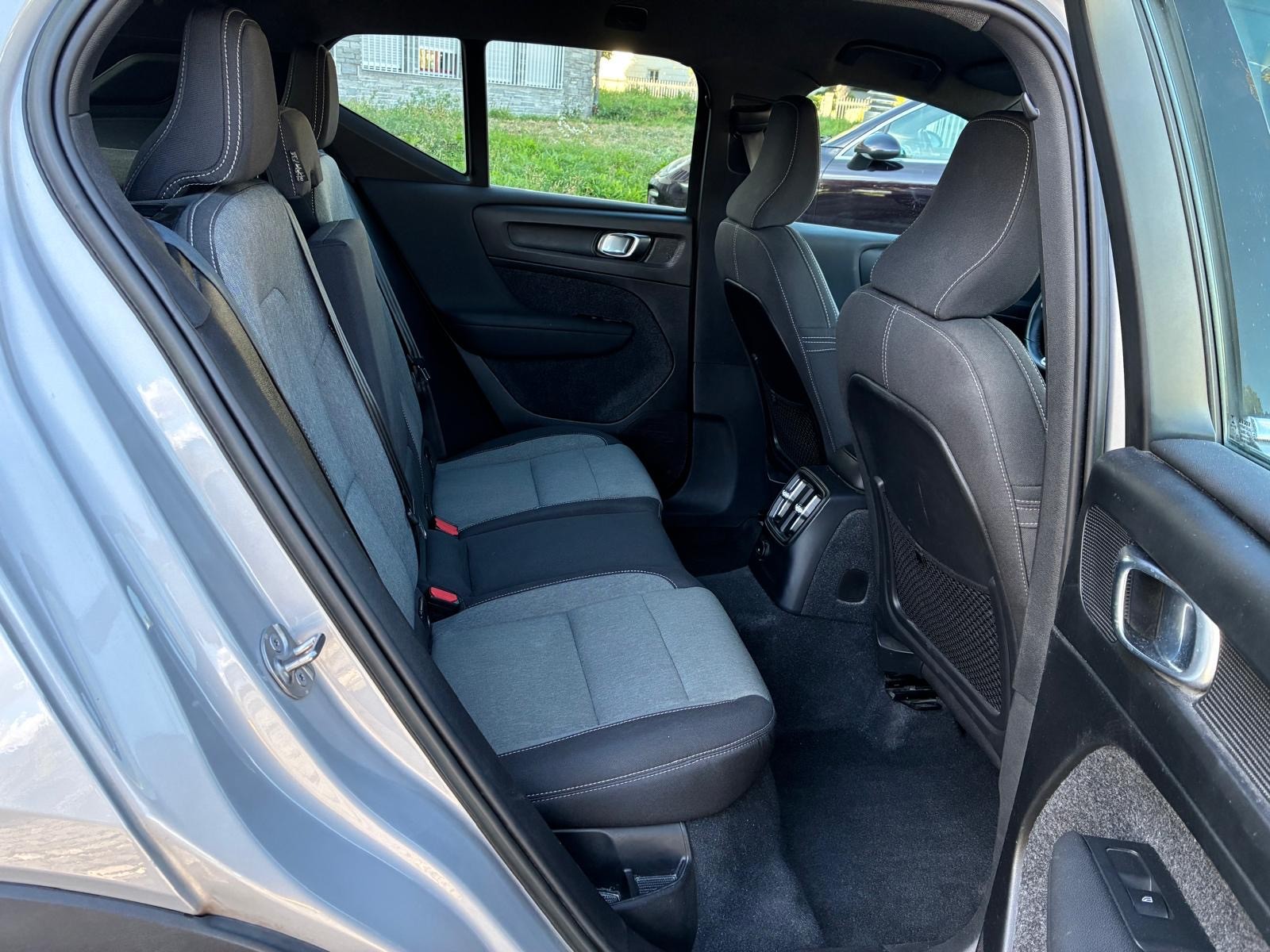 VOLVO XC40 T4 PHEV Essential DCT-image-9