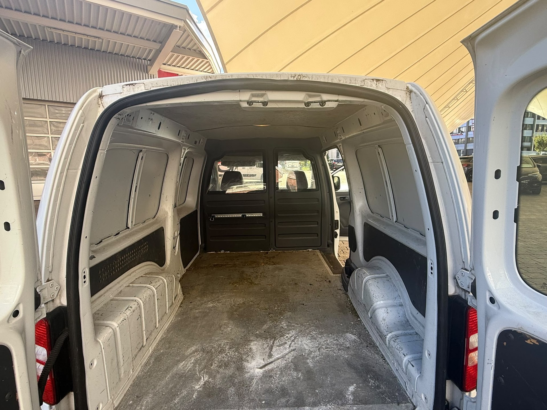 VW Caddy Maxi 1.6 TDI DSG-image-10