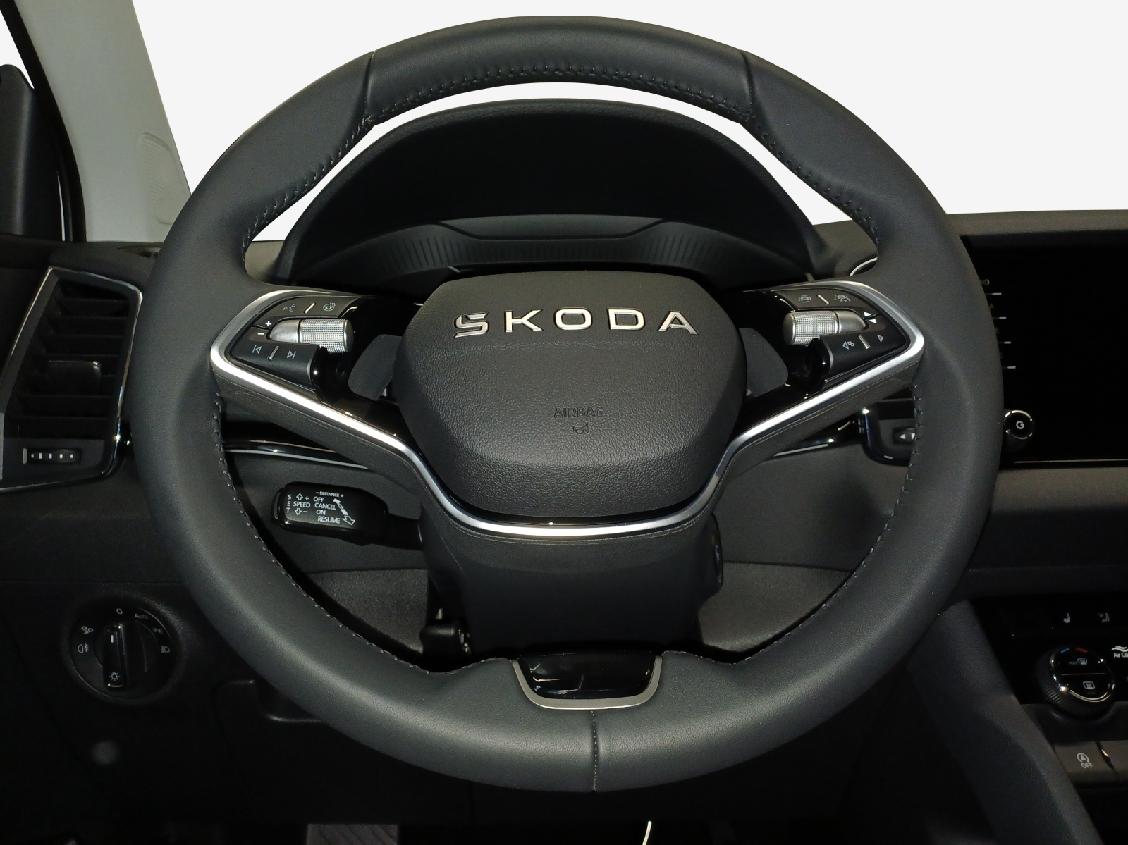 SKODA Karoq 2.0 TDI CR Dynamic 4x4 DSG-image-9