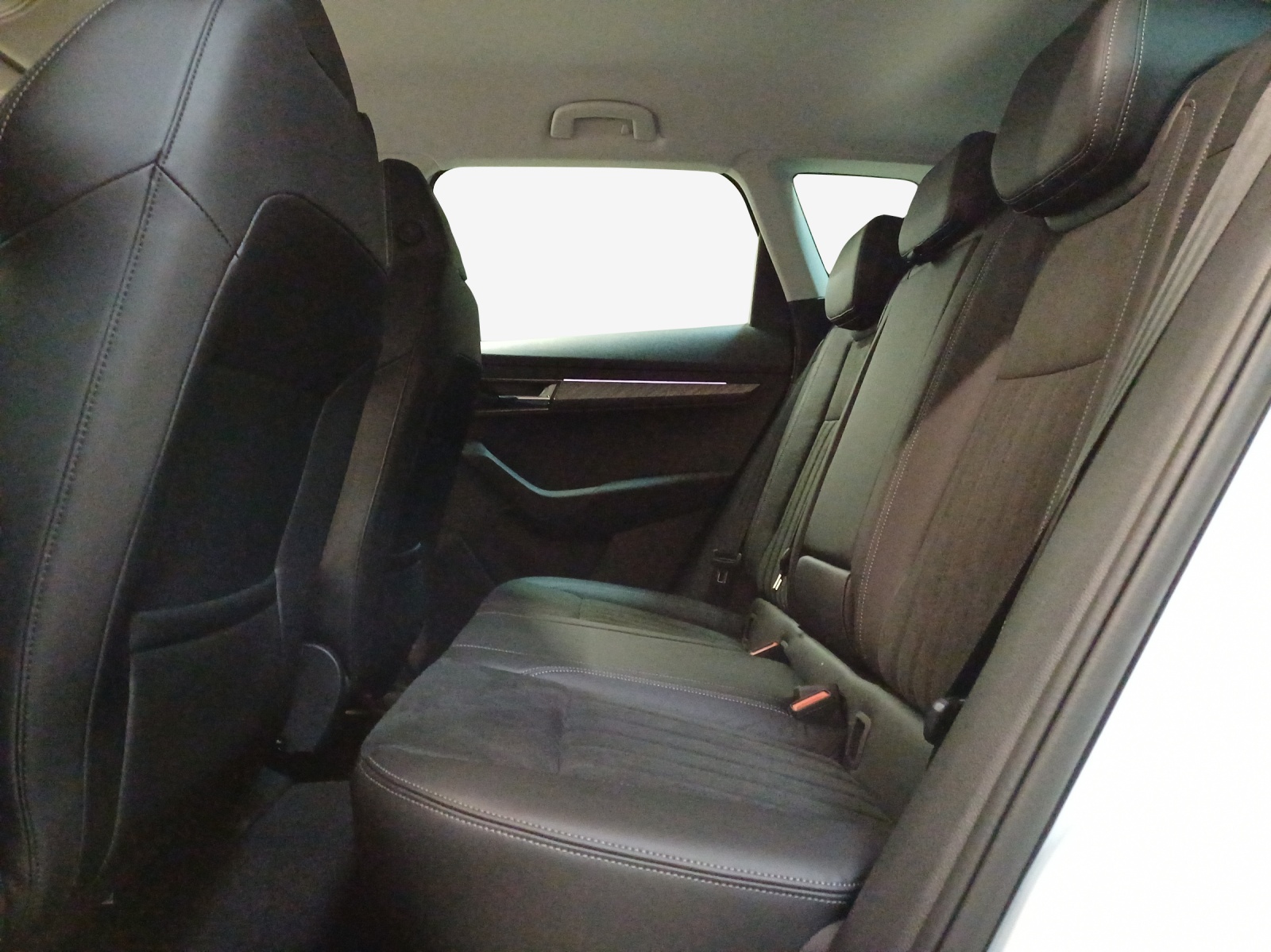 SKODA Karoq 2.0 TDI CR Dynamic 4x4 DSG-image-11