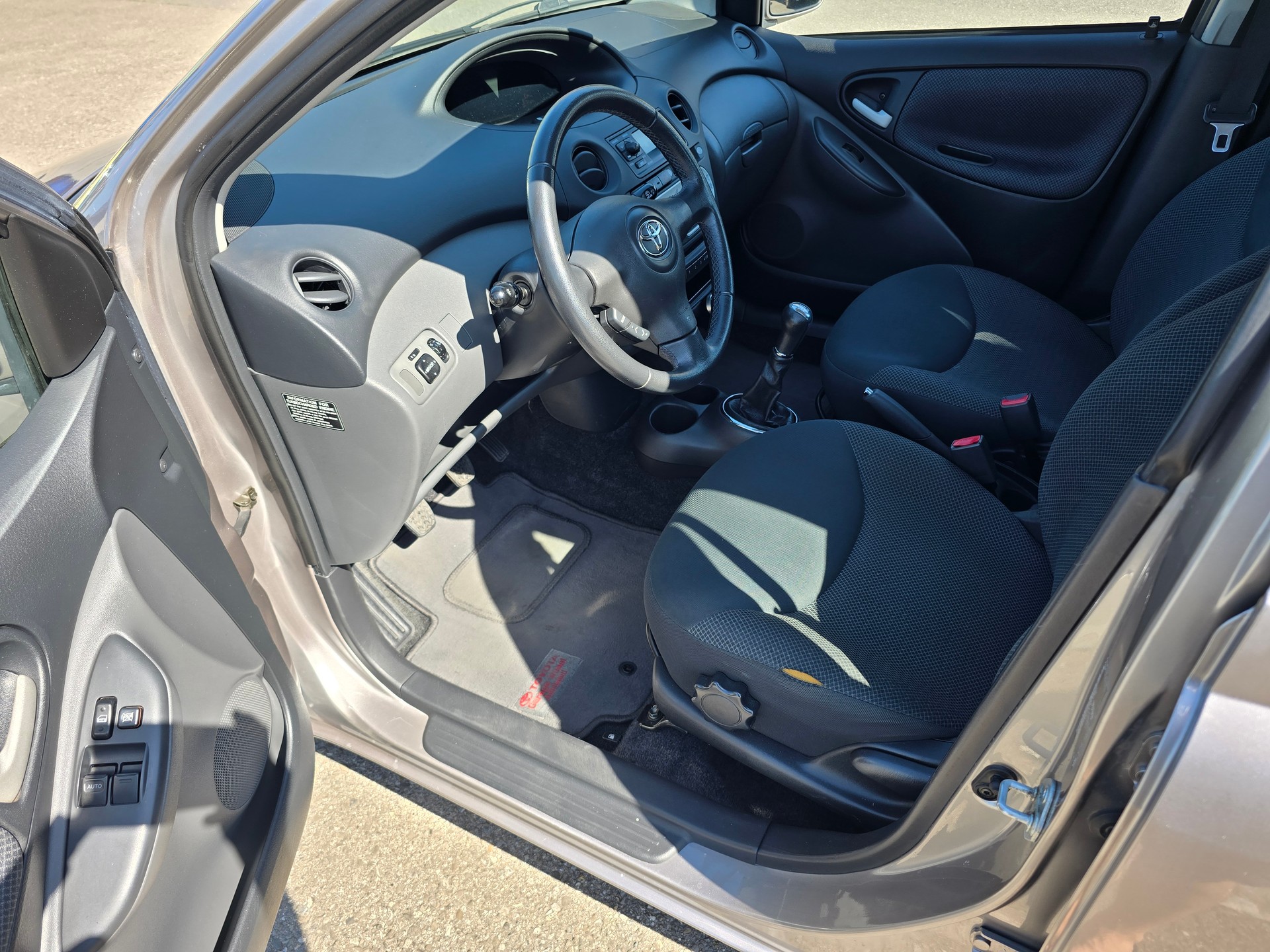 TOYOTA Yaris 1.4 D-4D Linea Luna-image-9