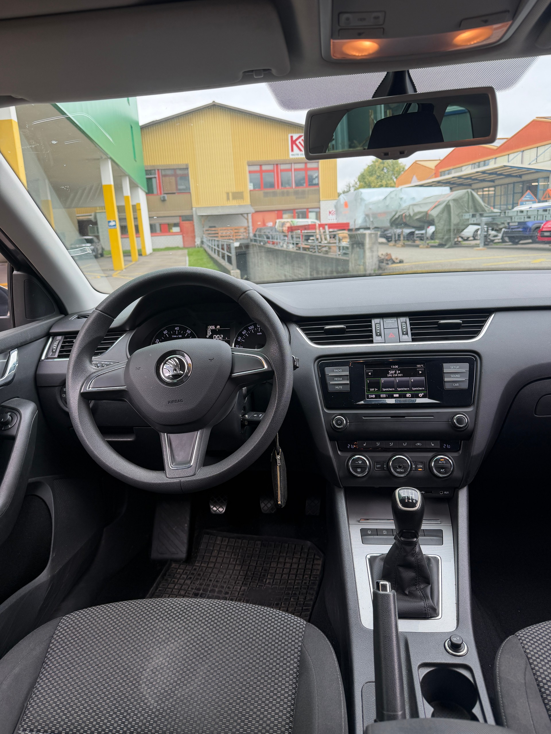 SKODA Octavia Combi 1.4 TSI Ambition-image-9