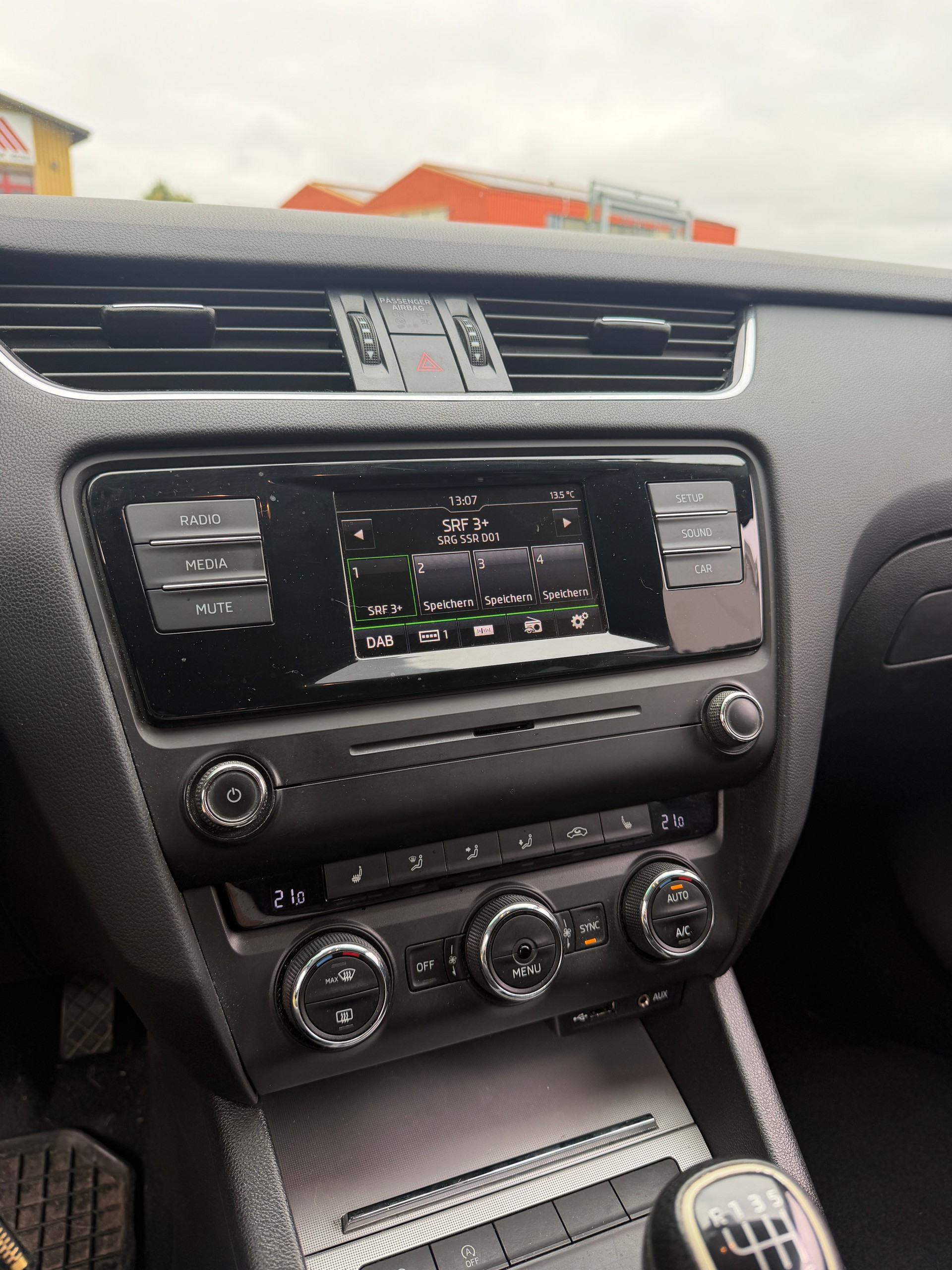 SKODA Octavia Combi 1.4 TSI Ambition-image-10