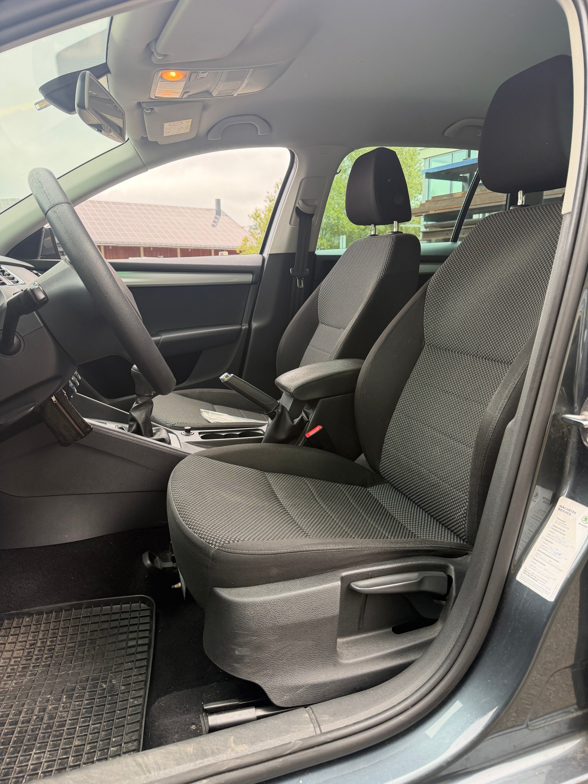SKODA Octavia Combi 1.4 TSI Ambition-image-8