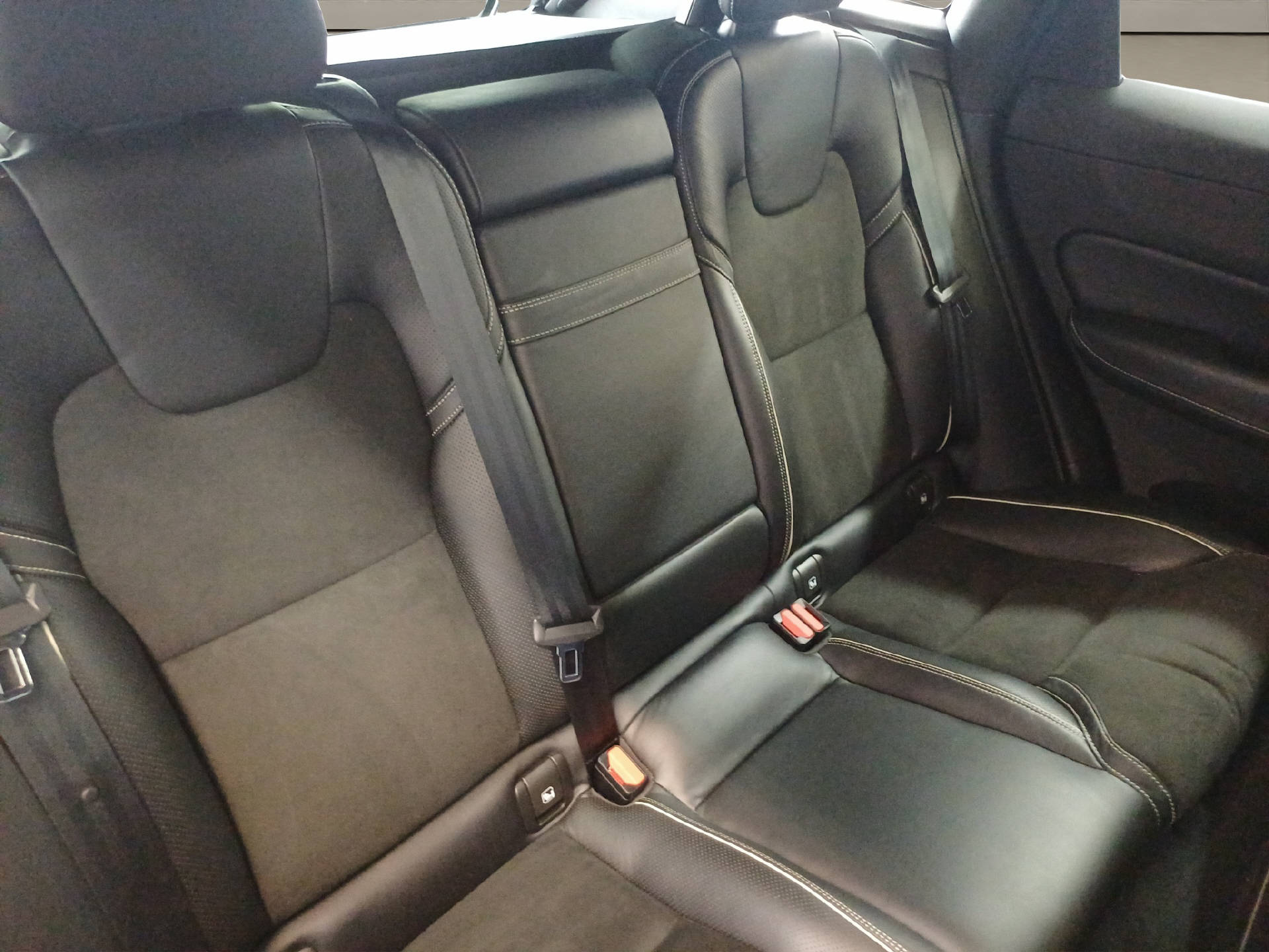 VOLVO XC60 2.0 D4 R-Design AWD-image-15