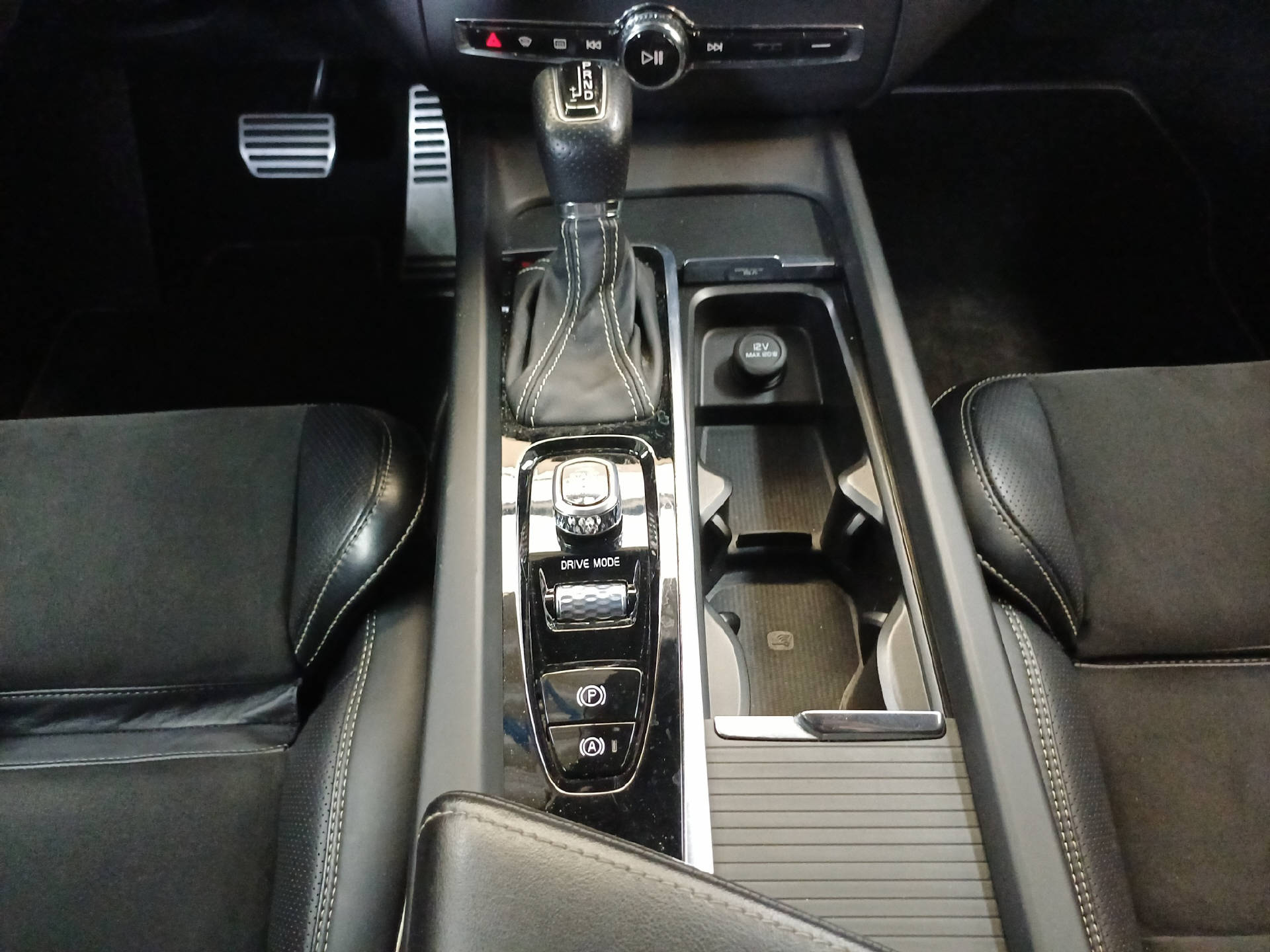 VOLVO XC60 2.0 D4 R-Design AWD-image-12