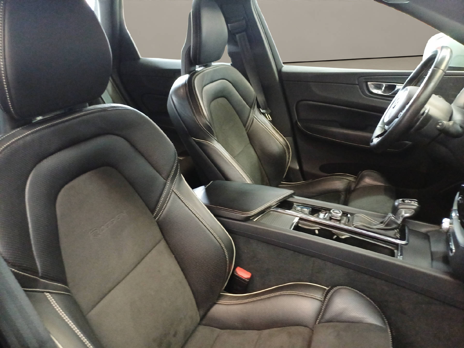 VOLVO XC60 2.0 D4 R-Design AWD-image-14