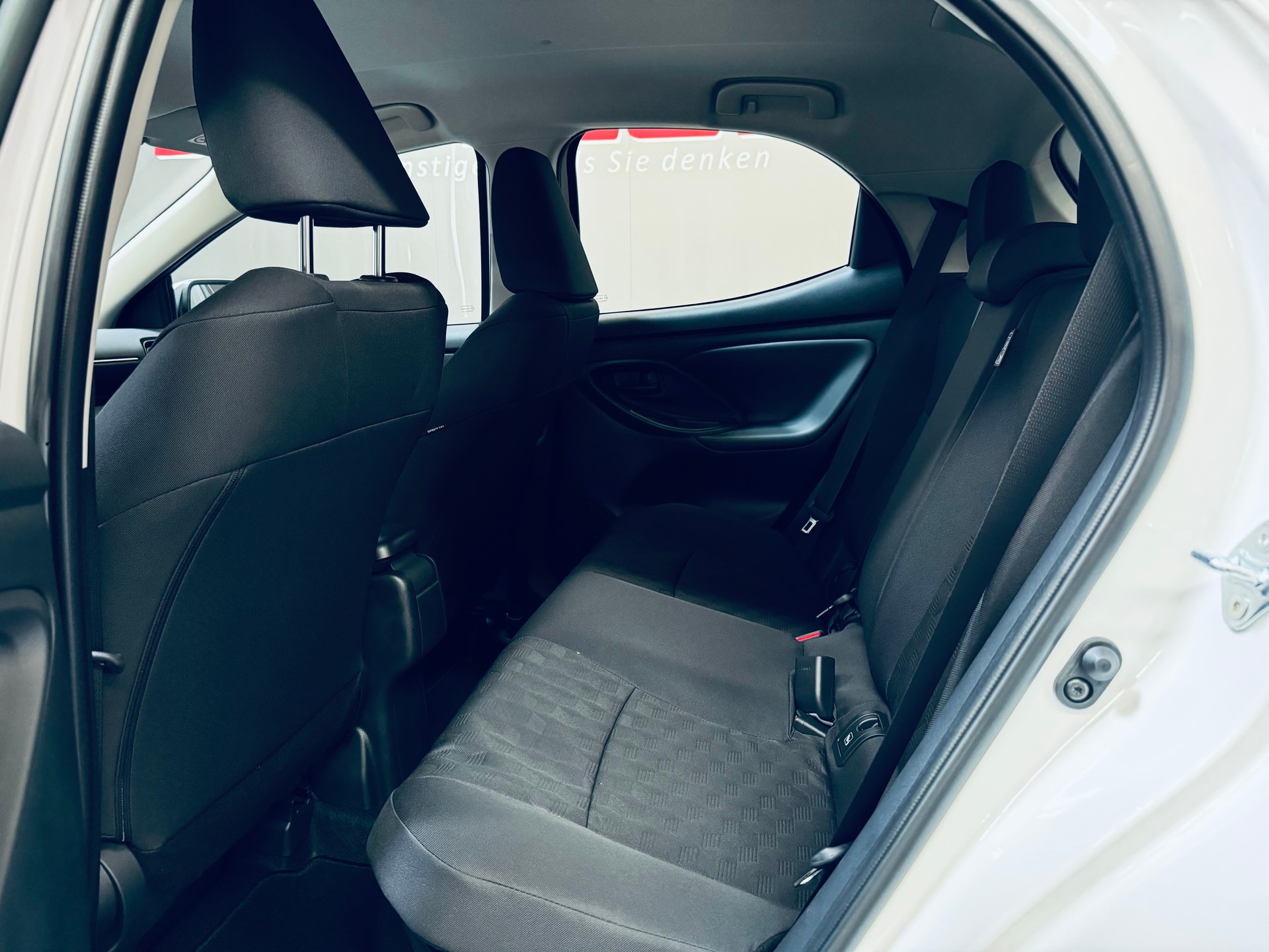 TOYOTA NEW Yaris 1.5 Comfort e-CVT-image-12