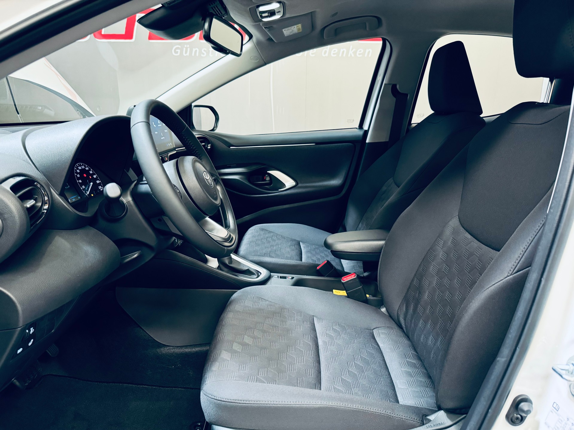 TOYOTA NEW Yaris 1.5 Comfort e-CVT-image-11