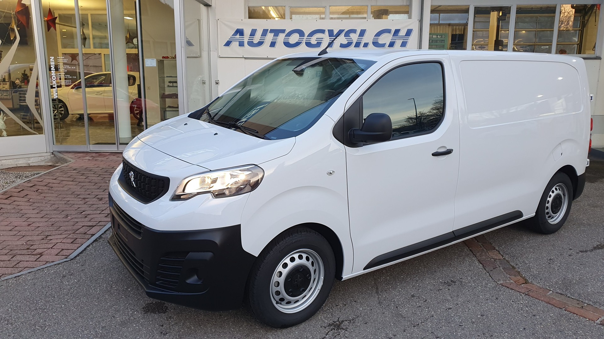 PEUGEOT e-Expert 50KWh Long / Helvetia-image-9