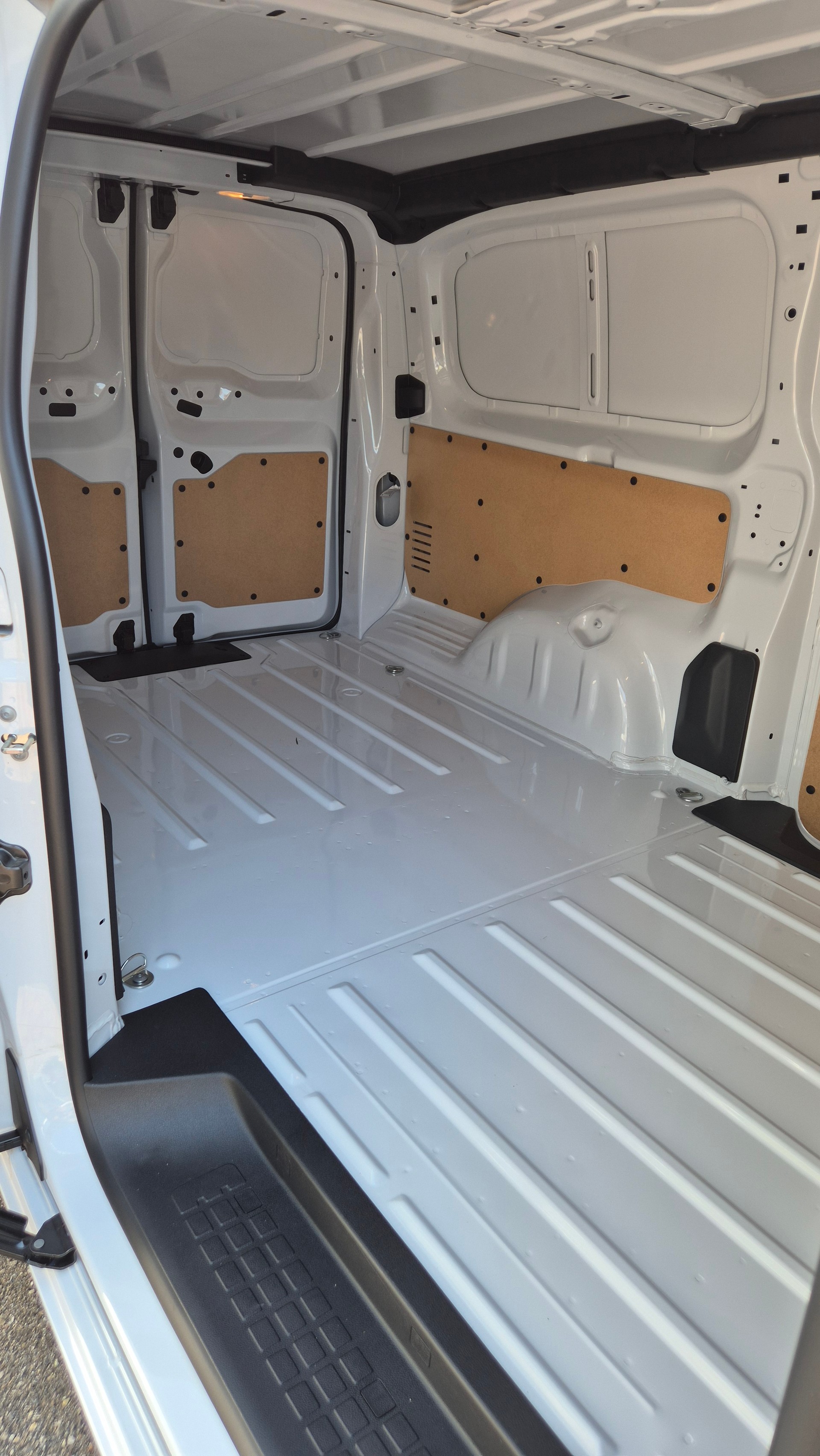 PEUGEOT e-Expert 50KWh Long / Helvetia-image-8