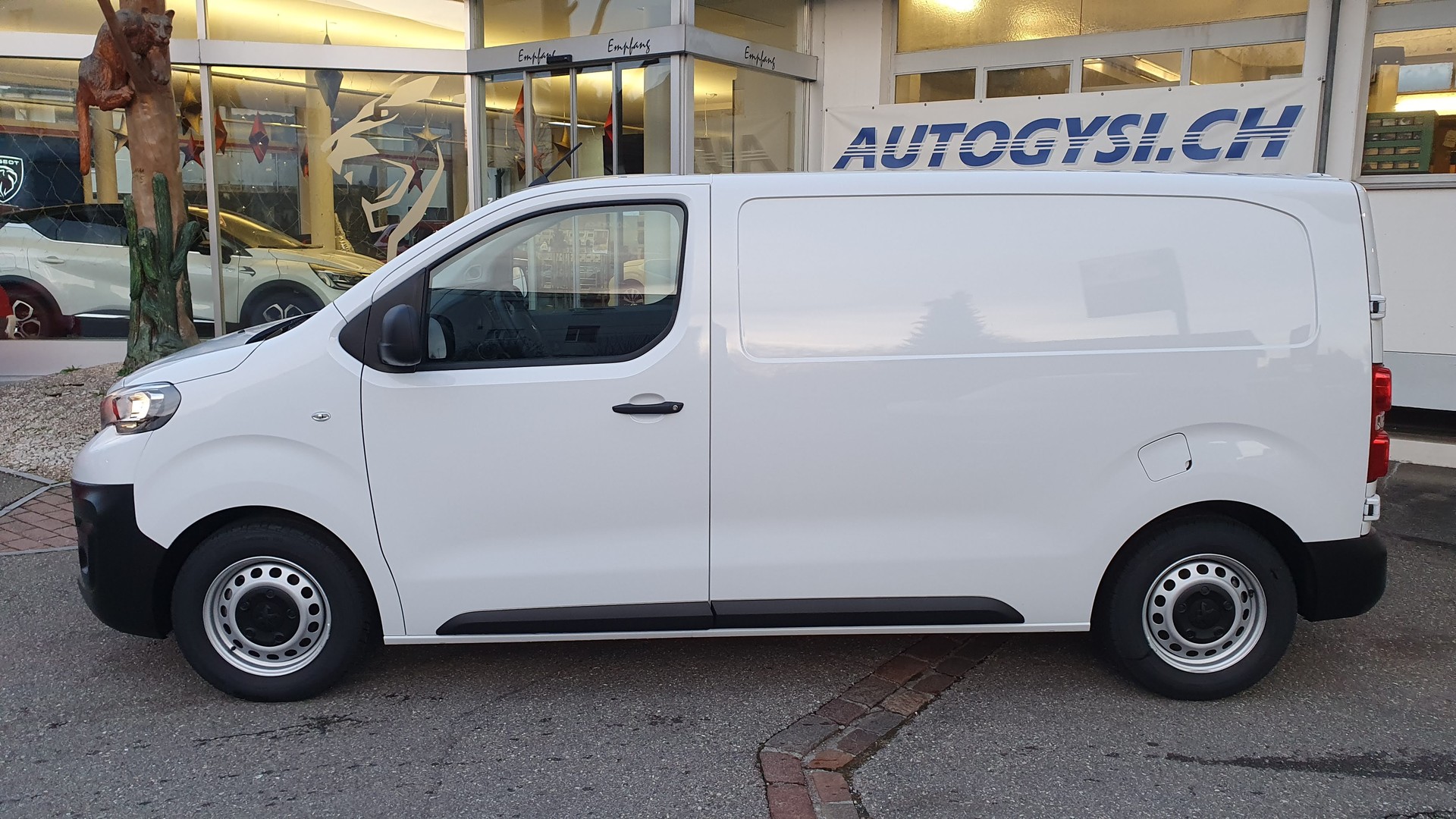 PEUGEOT e-Expert 50KWh Long / Helvetia-image-10