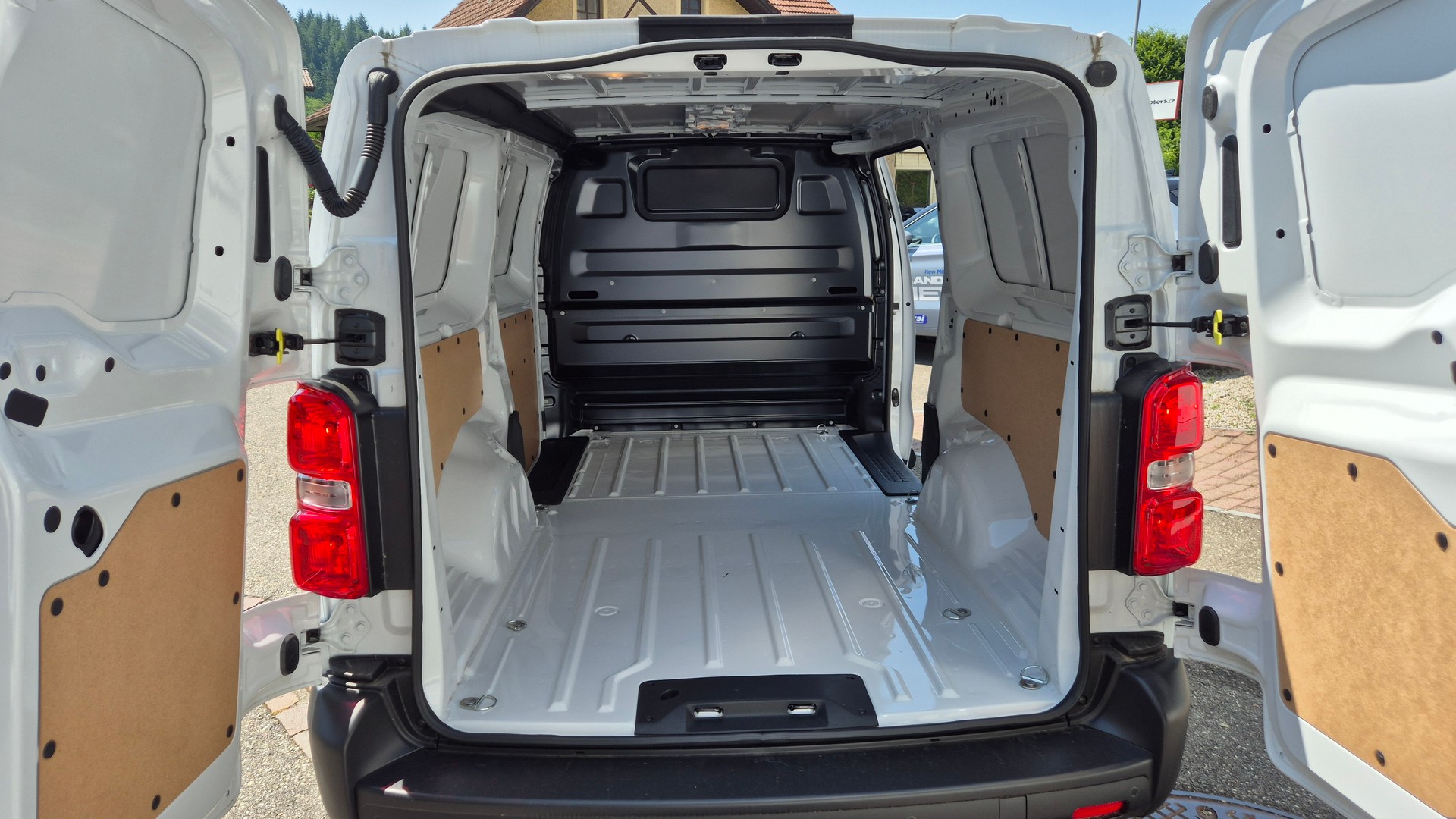 PEUGEOT e-Expert 50KWh Long / Helvetia-image-6