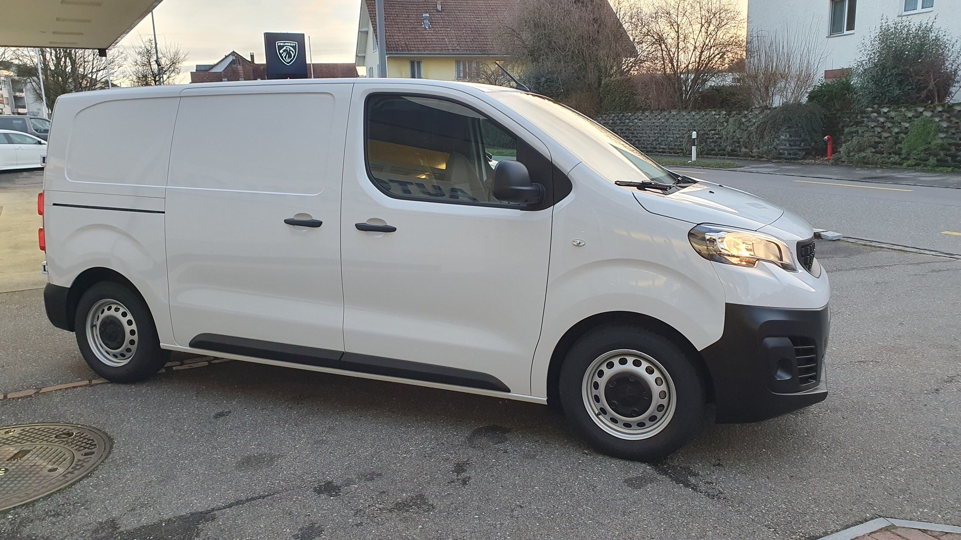PEUGEOT e-Expert 50KWh Long / Helvetia-image-11