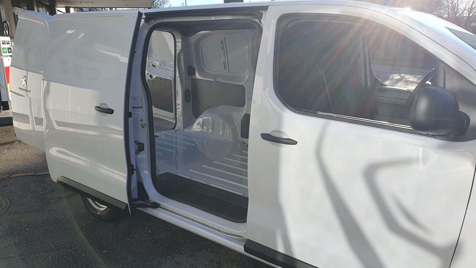 PEUGEOT e-Expert 50KWh Long / Helvetia-image-13