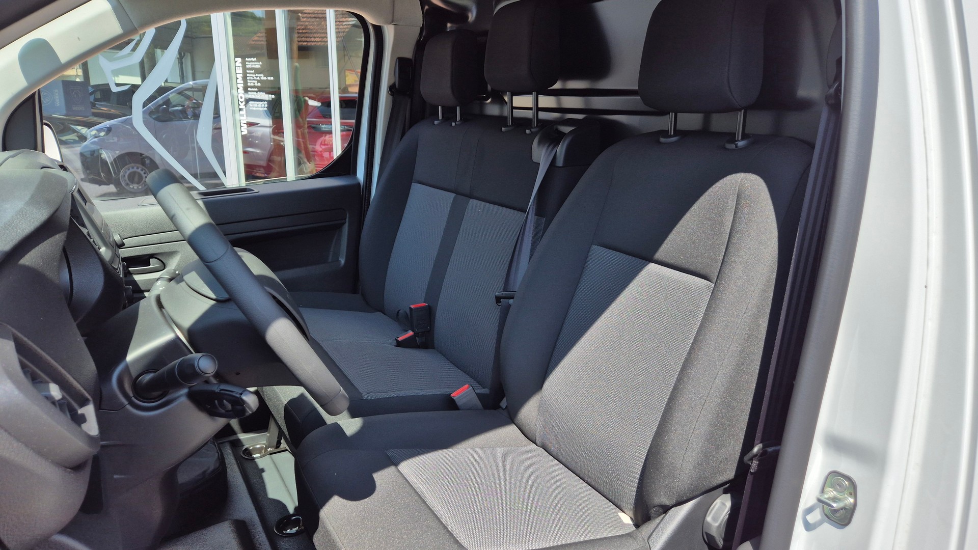 PEUGEOT e-Expert 50KWh Long / Helvetia-image-4