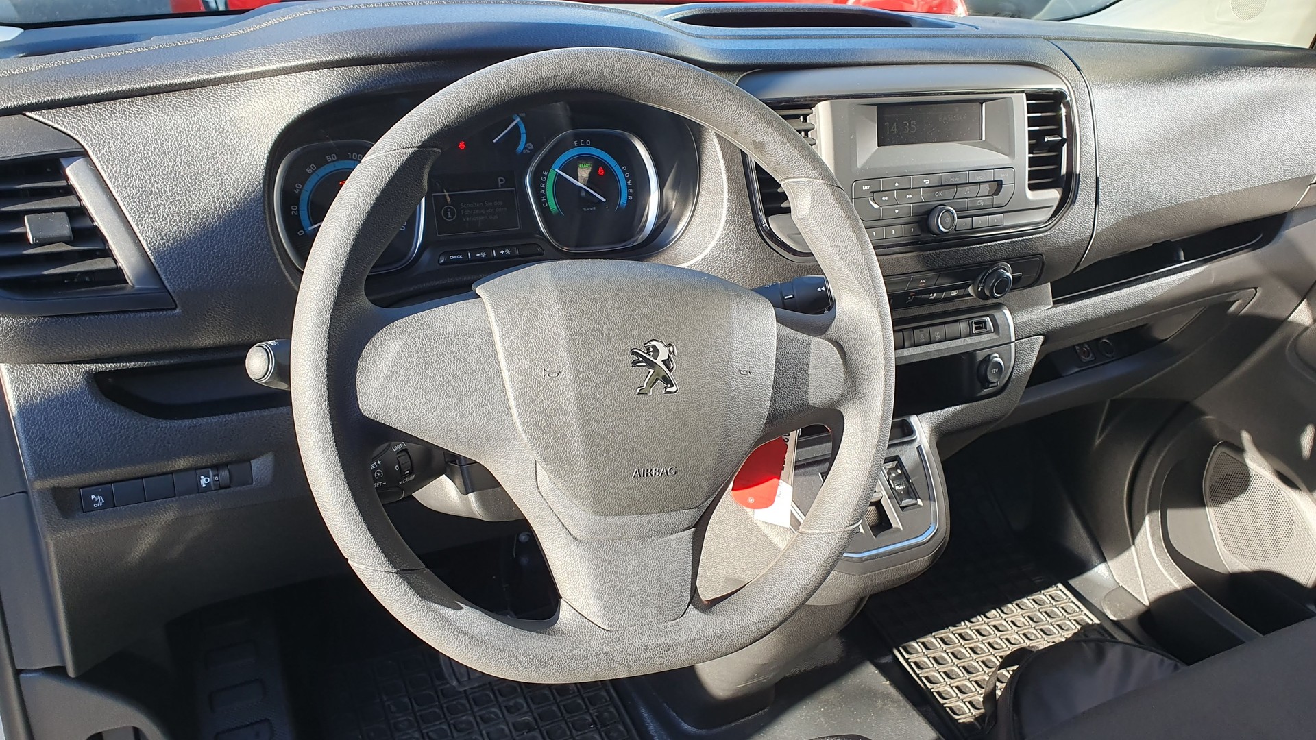 PEUGEOT e-Expert 50KWh Long / Helvetia-image-15