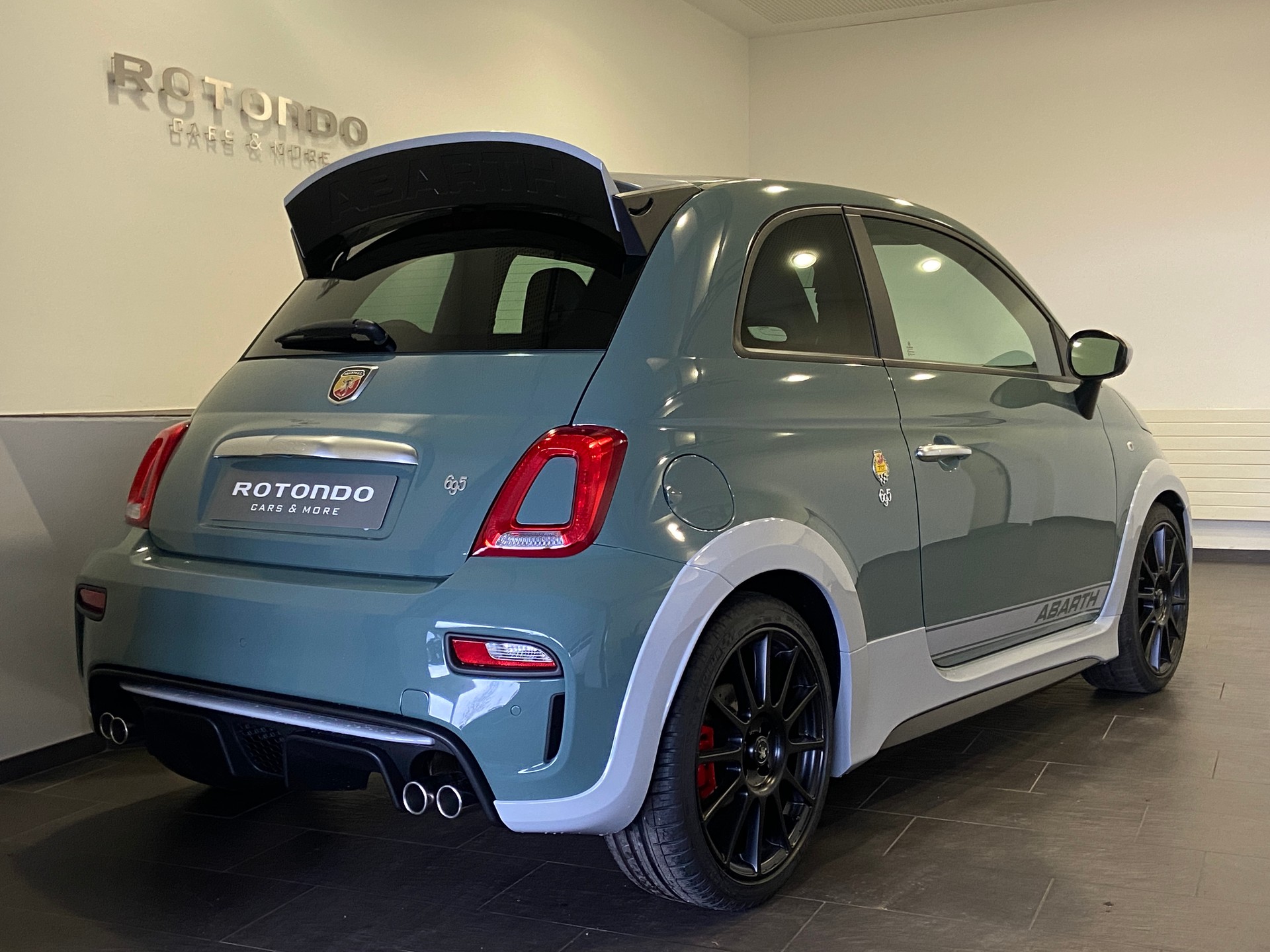 FIAT 695 1.4 16V Turbo Abarth 70 Anniversario-image-1