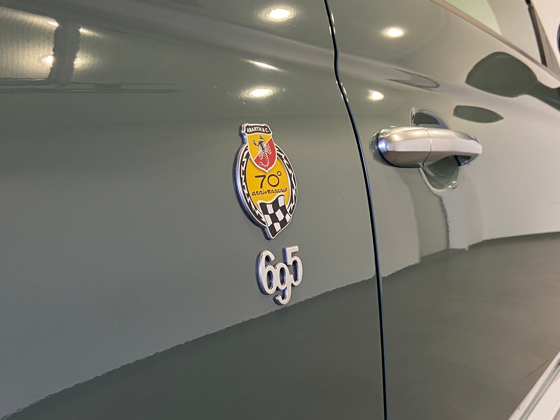 FIAT 695 1.4 16V Turbo Abarth 70 Anniversario-image-4