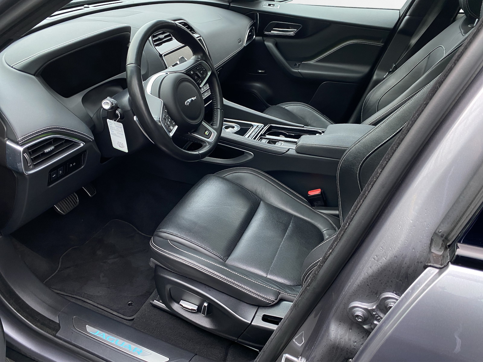 JAGUAR F-Pace 2.0 T 300 R-Sport AWD-image-8
