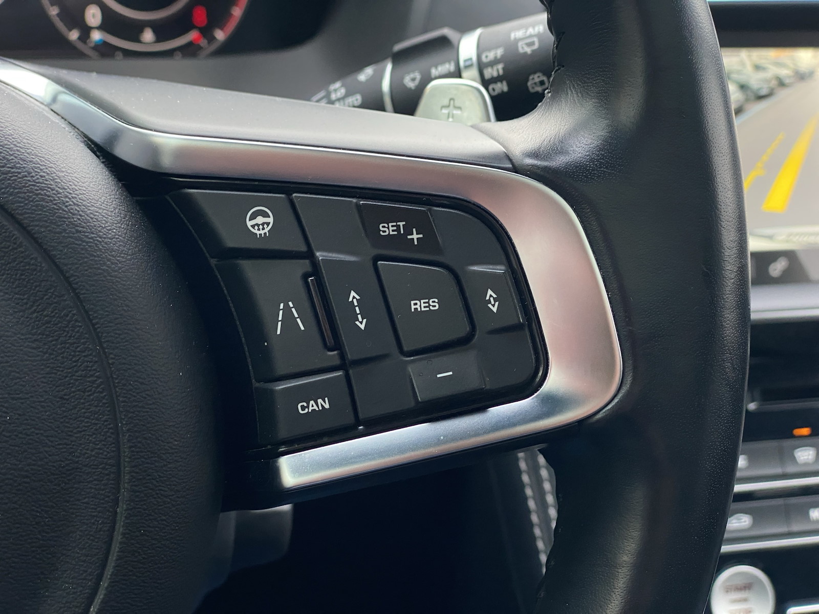 JAGUAR F-Pace 2.0 T 300 R-Sport AWD-image-15