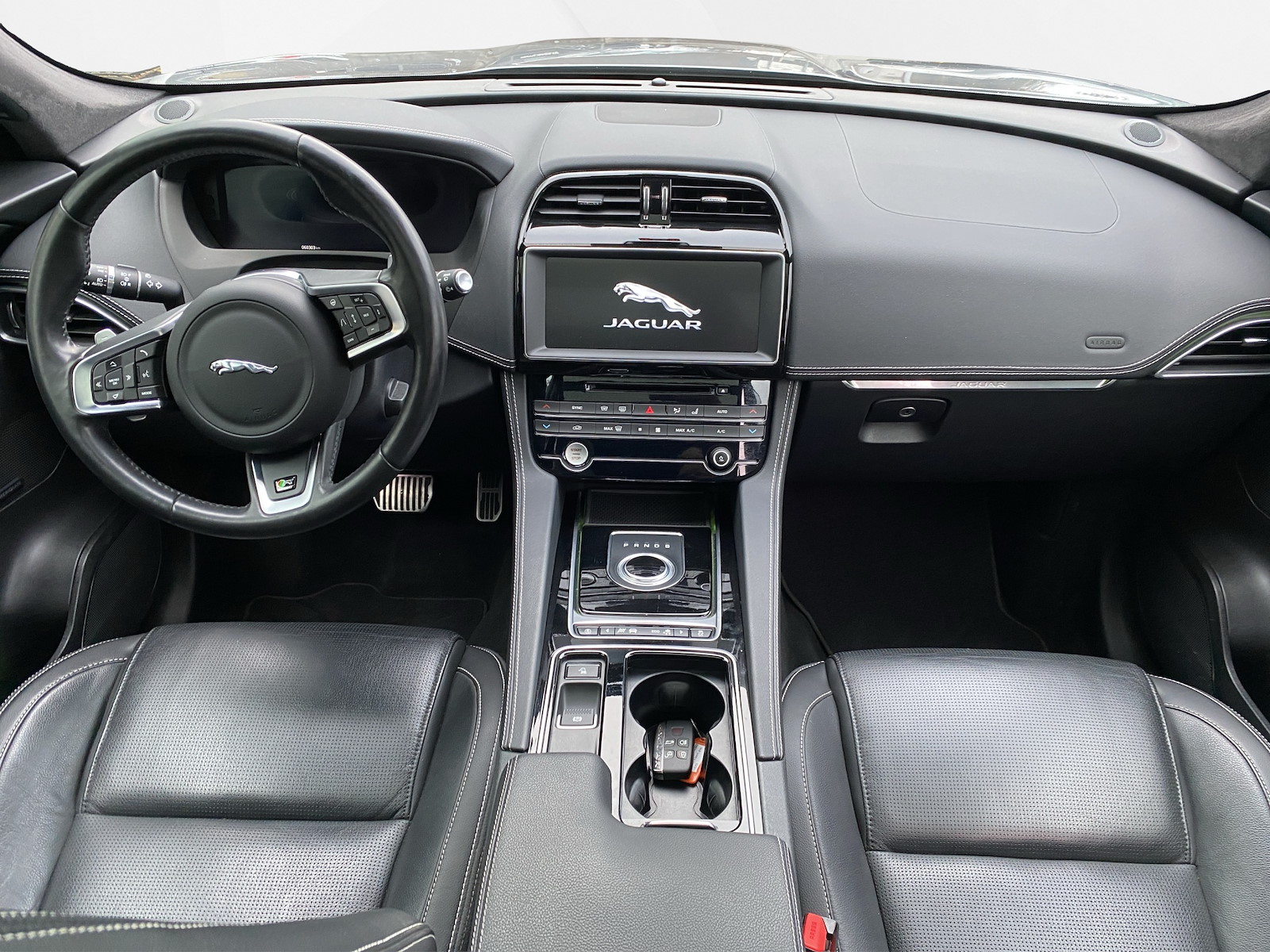 JAGUAR F-Pace 2.0 T 300 R-Sport AWD-image-12