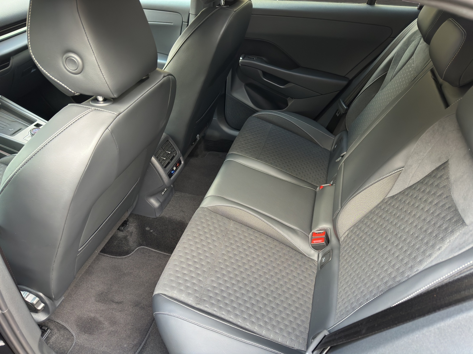 VW T-Roc 1.5 eTSI mHEV R-Line DSG-image-9