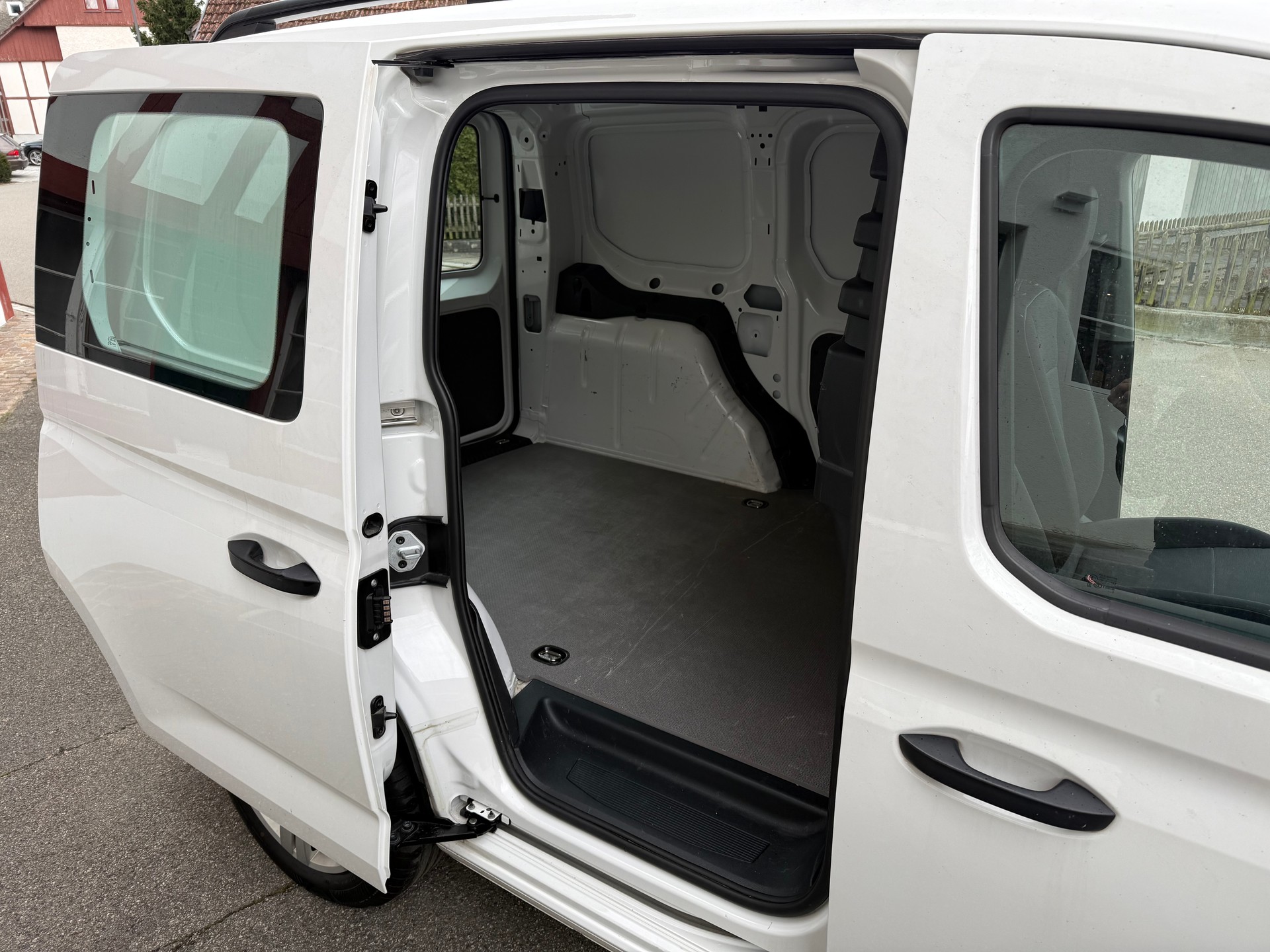 VW Caddy 2.0TDI * 8 fach * Garantie * Fahrassistenzpaket *-image-9