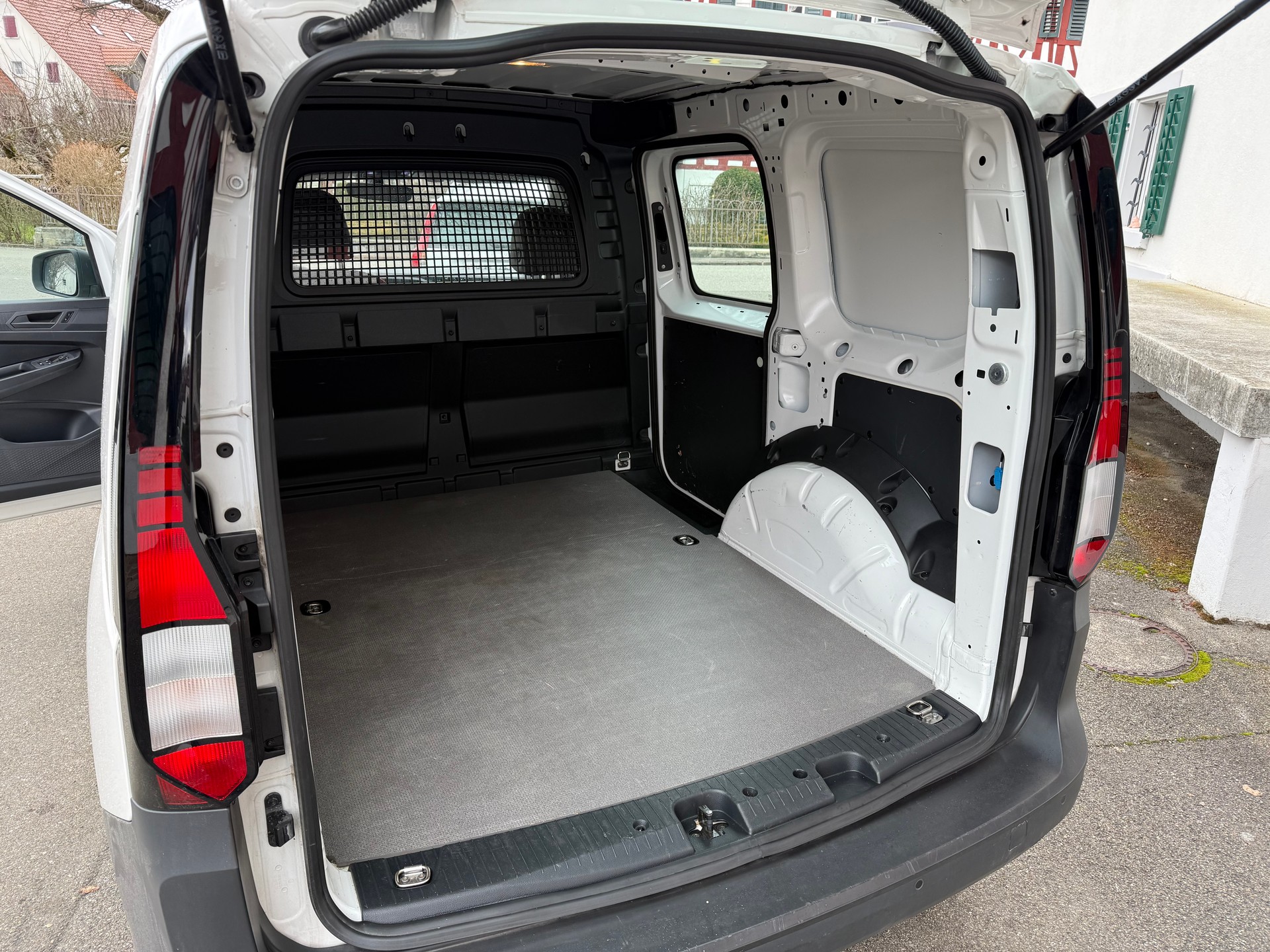 VW Caddy 2.0TDI * 8 fach * Garantie * Fahrassistenzpaket *-image-8