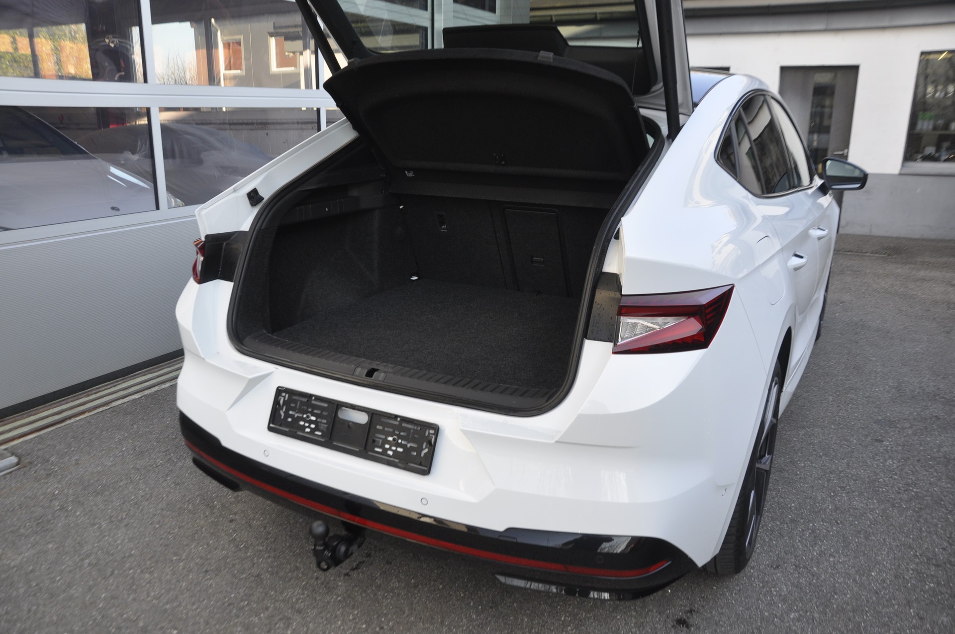 SKODA Enyaq Coupé RS iV 80 4x4 I Anhängerkupplung-image-4