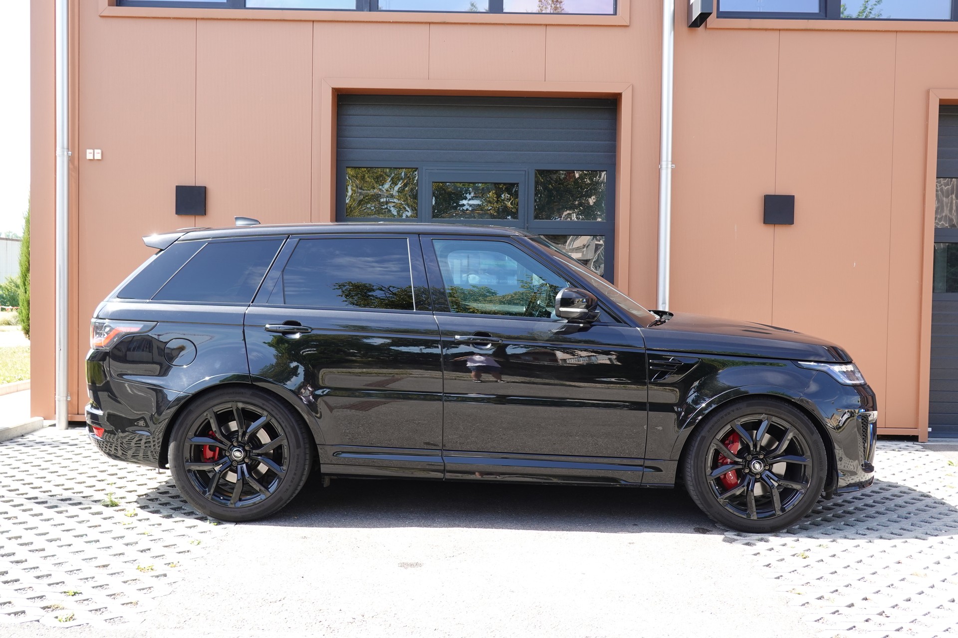 LAND ROVER Range Rover Sport 5.0 V8 S/C SVR Facelift 575' - "Toit Ouvrant * Roues 22' * Carbon * Son Meridian * Sièges Chauf./Ventilés"-image-3