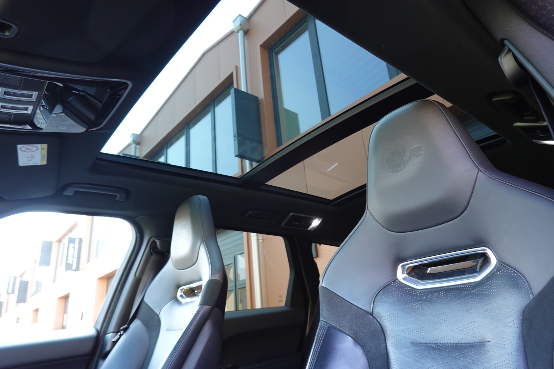 LAND ROVER Range Rover Sport 5.0 V8 S/C SVR Facelift 575' - "Toit Ouvrant * Roues 22' * Carbon * Son Meridian * Sièges Chauf./Ventilés"-image-24