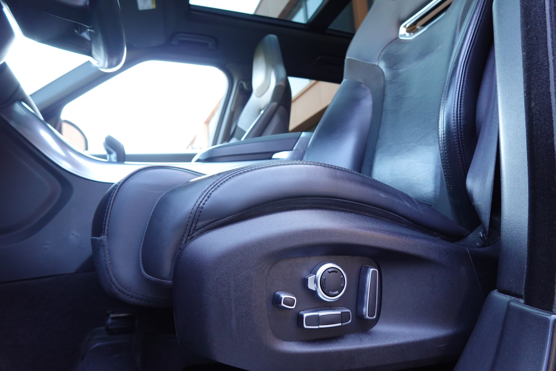 LAND ROVER Range Rover Sport 5.0 V8 S/C SVR Facelift 575' - "Toit Ouvrant * Roues 22' * Carbon * Son Meridian * Sièges Chauf./Ventilés"-image-31