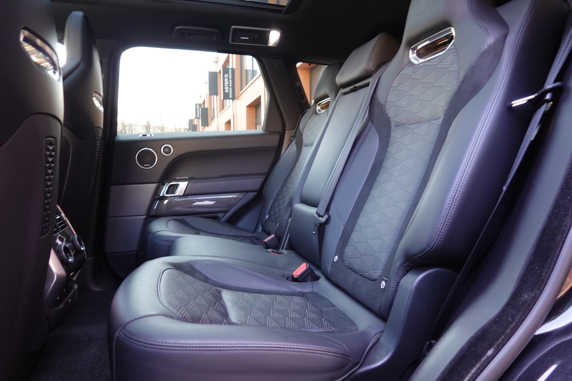 LAND ROVER Range Rover Sport 5.0 V8 S/C SVR Facelift 575' - "Toit Ouvrant * Roues 22' * Carbon * Son Meridian * Sièges Chauf./Ventilés"-image-30