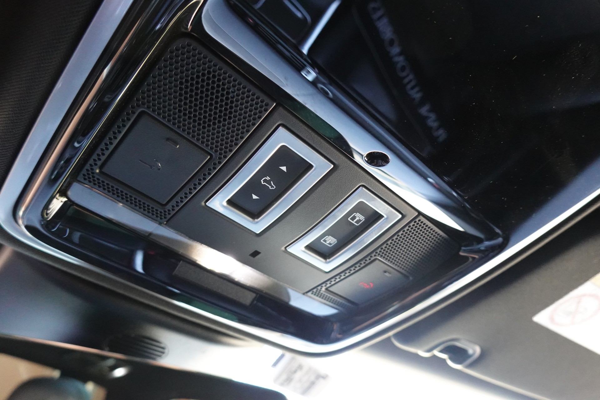 LAND ROVER Range Rover Sport 5.0 V8 S/C SVR Facelift 575' - "Toit Ouvrant * Roues 22' * Carbon * Son Meridian * Sièges Chauf./Ventilés"-image-25