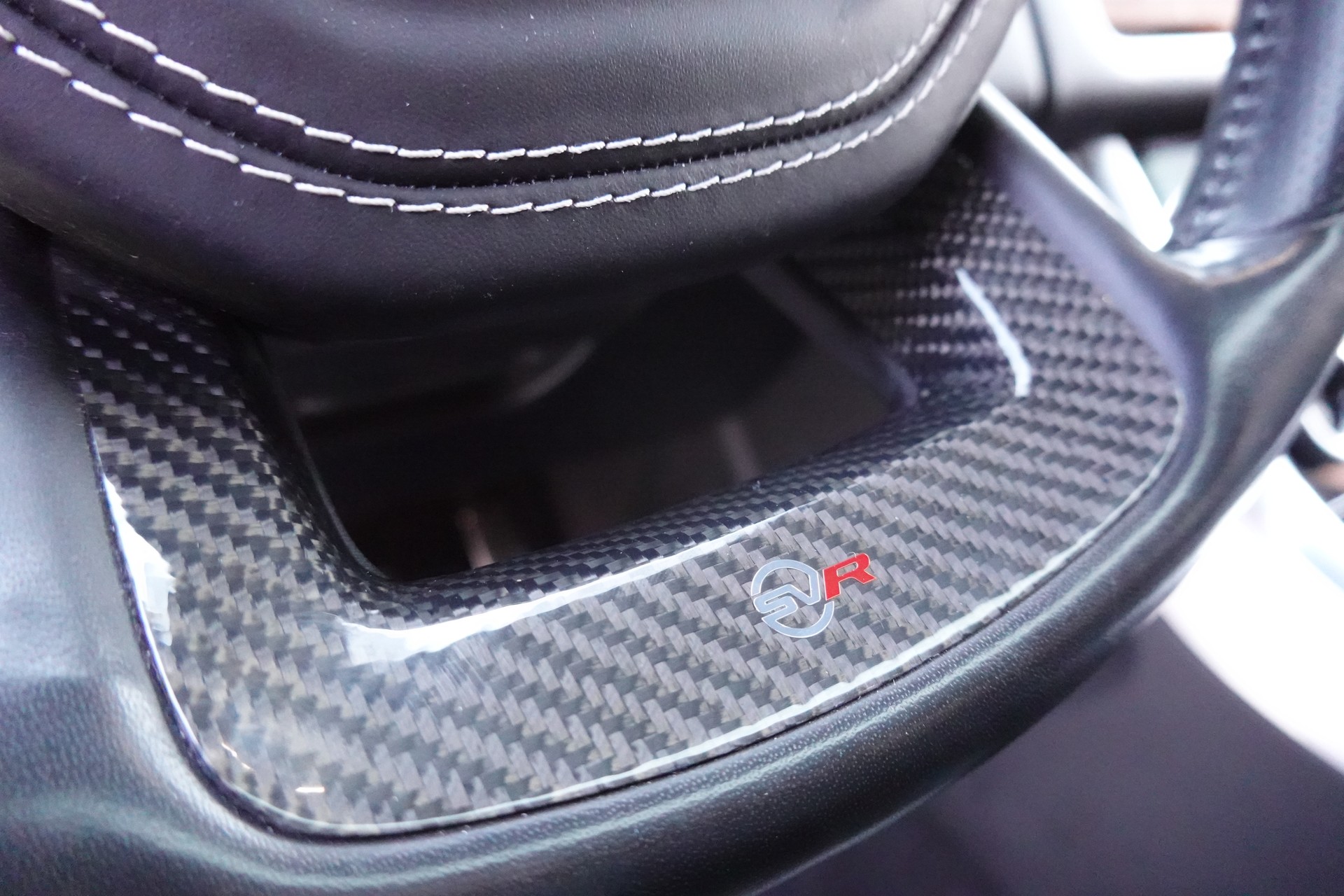 LAND ROVER Range Rover Sport 5.0 V8 S/C SVR Facelift 575' - "Toit Ouvrant * Roues 22' * Carbon * Son Meridian * Sièges Chauf./Ventilés"-image-11