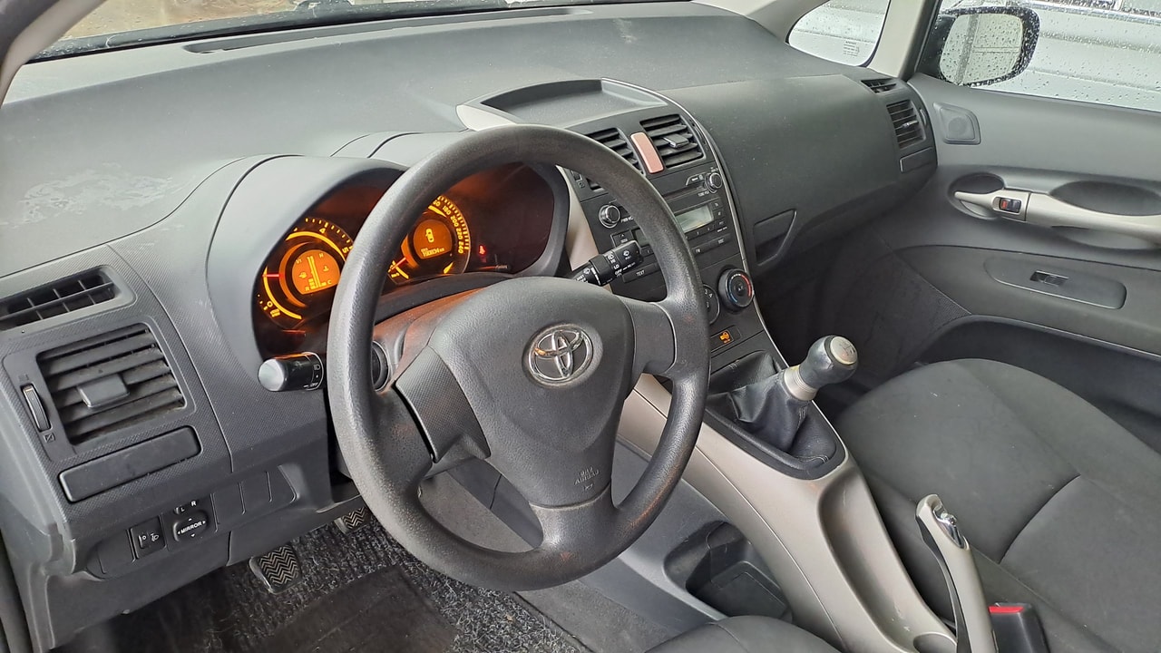 TOYOTA Auris 1.4 D-4D Linea Luna-image-8